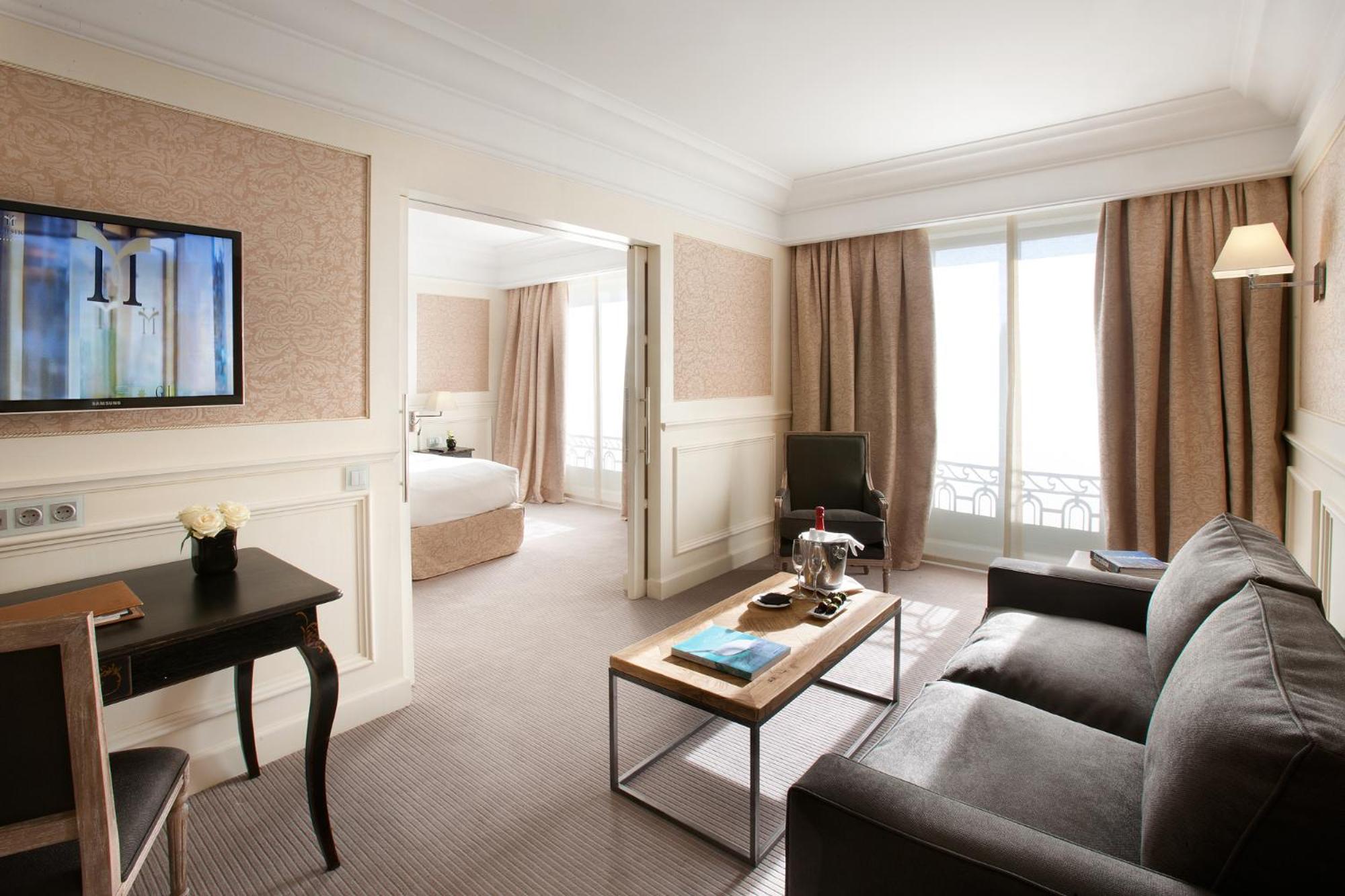 Junior Suite with Landmark View