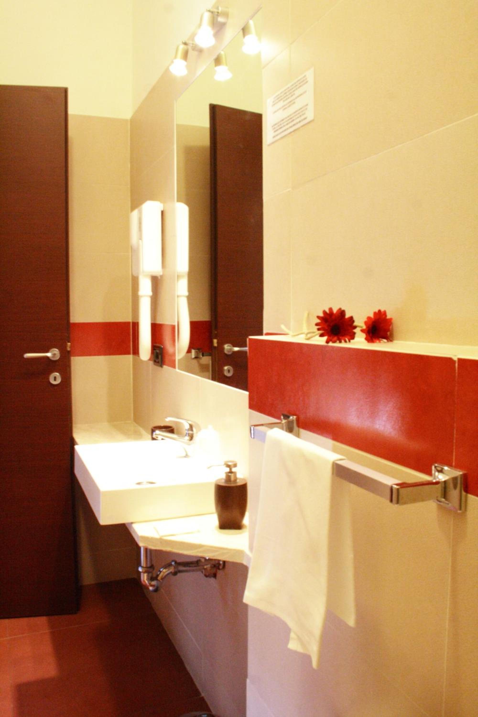 Double or Twin Room - Photo 4