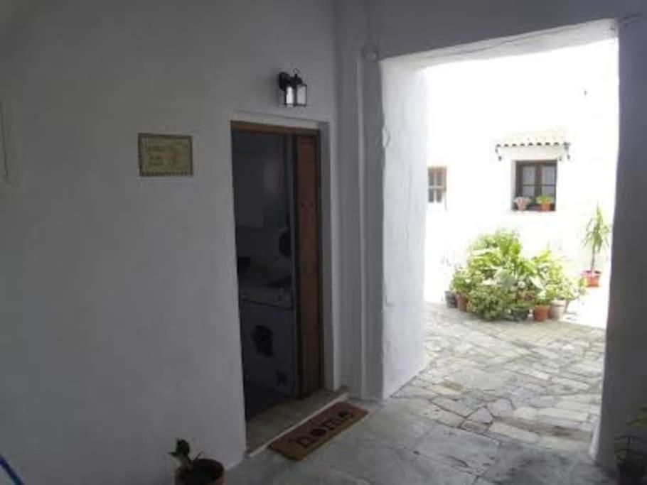 Studio Apartment - Photo 28