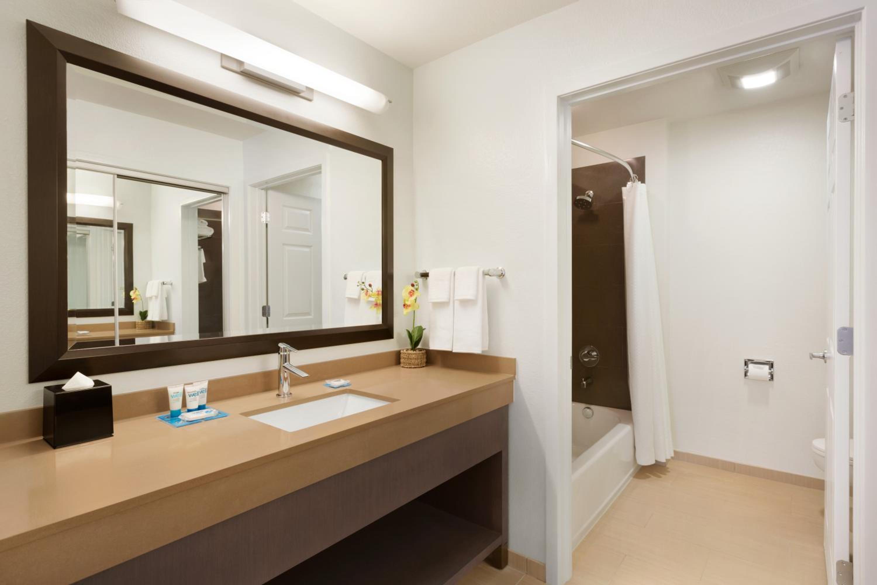One-Bedroom King Suite with Roll-In Shower - Disability Access thumbnail 5