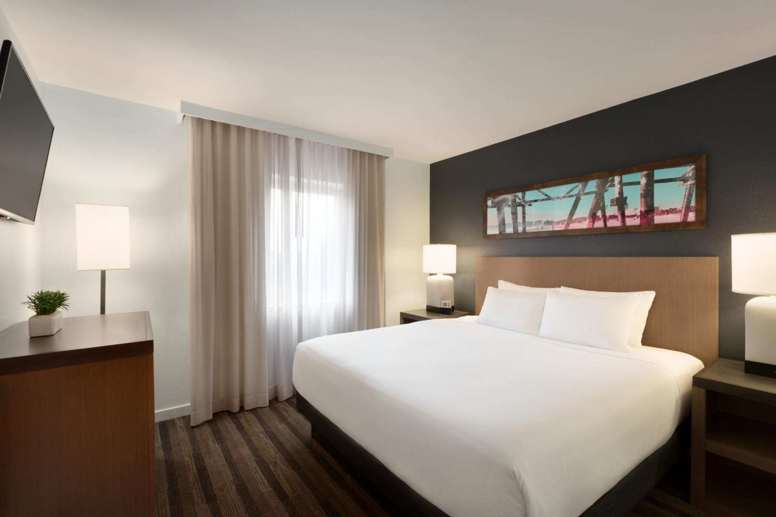 One-Bedroom Queen Suite with Roll-In Shower - Disability Access