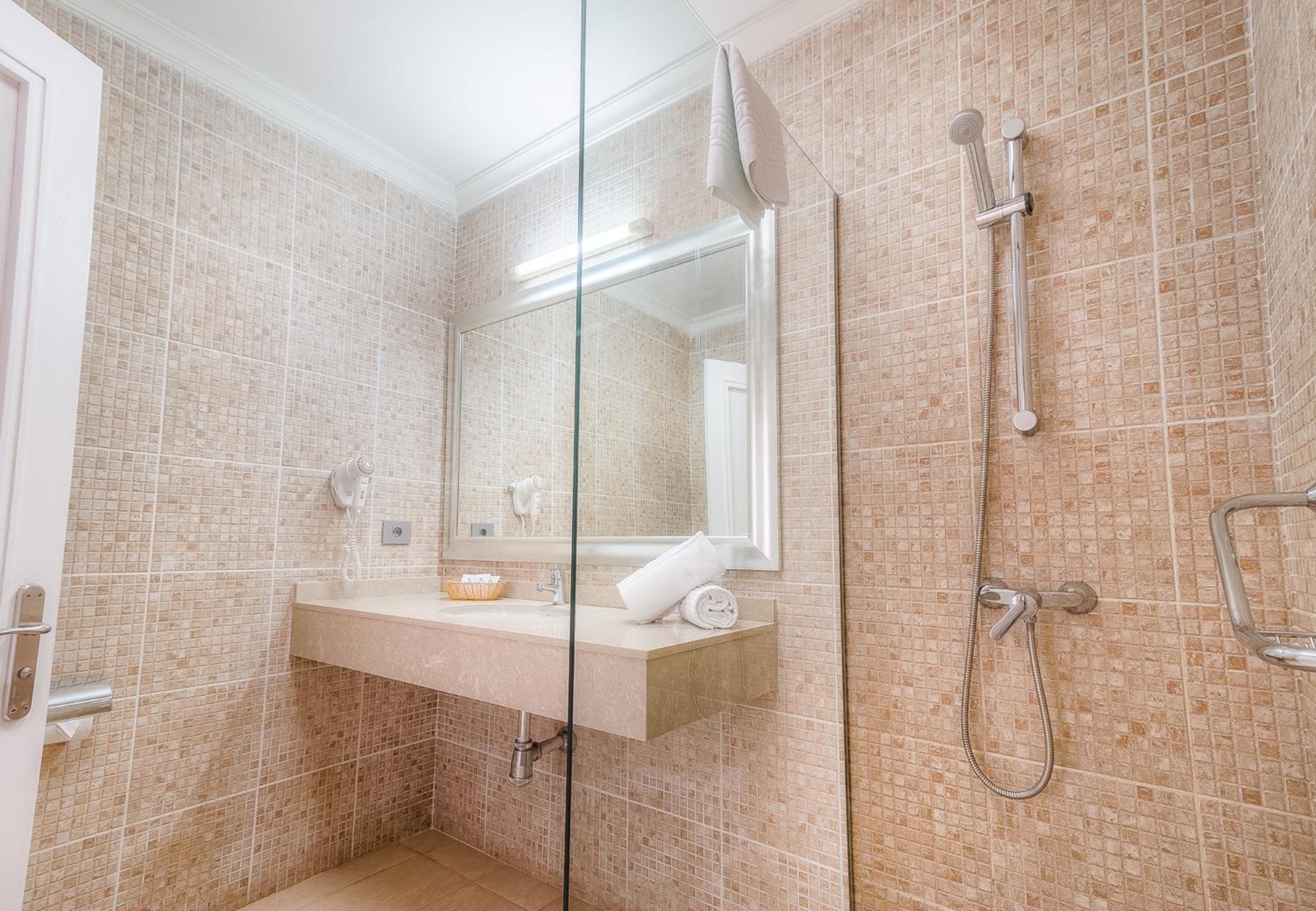 Standard Plus Apartment (1 Adult + 2 child)) - Photo 9