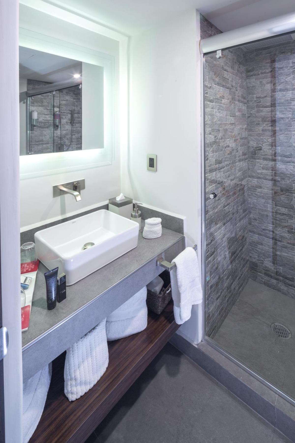 Executive Suite - Photo 3