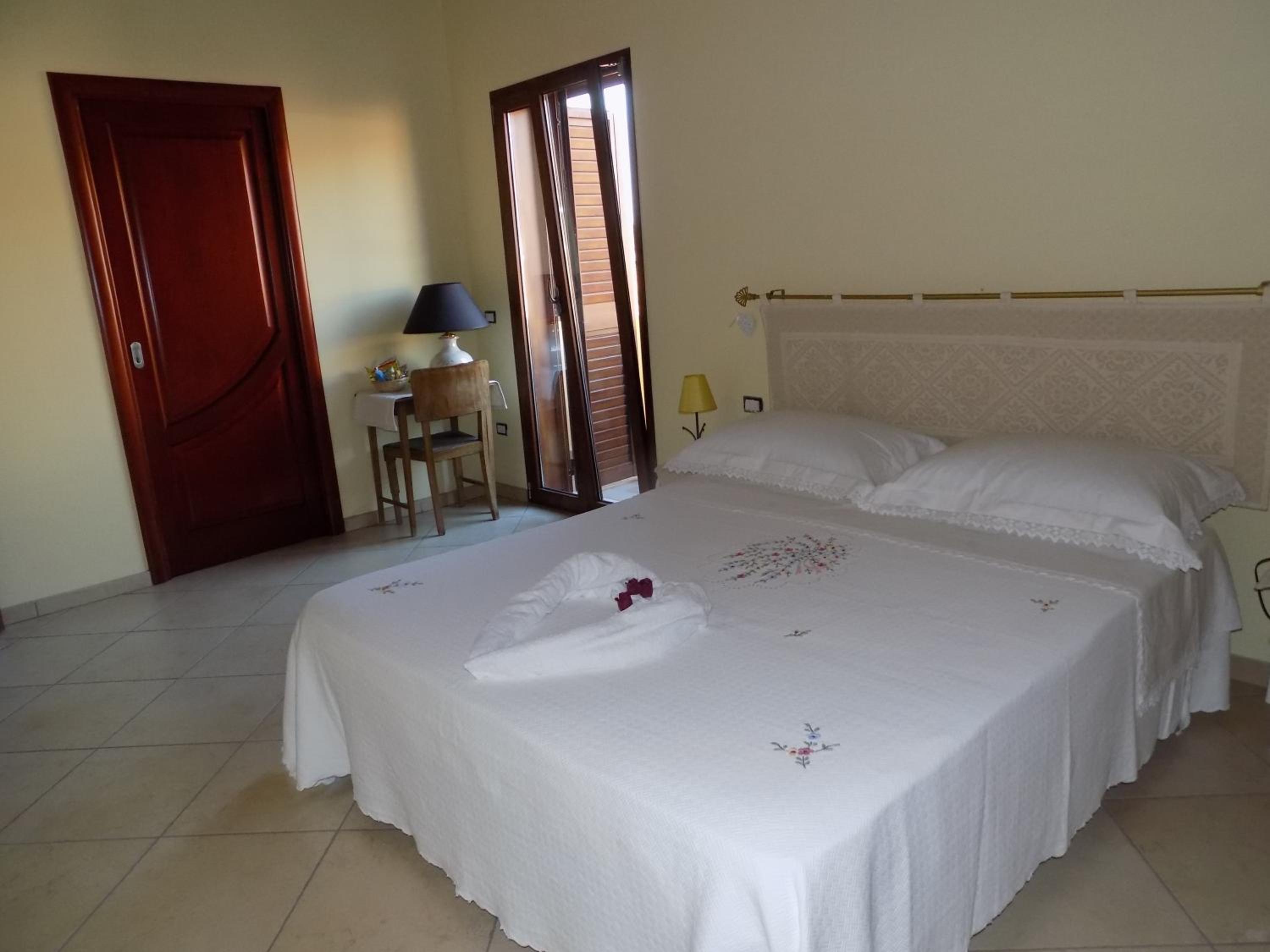 Double or Twin Room - Photo 13