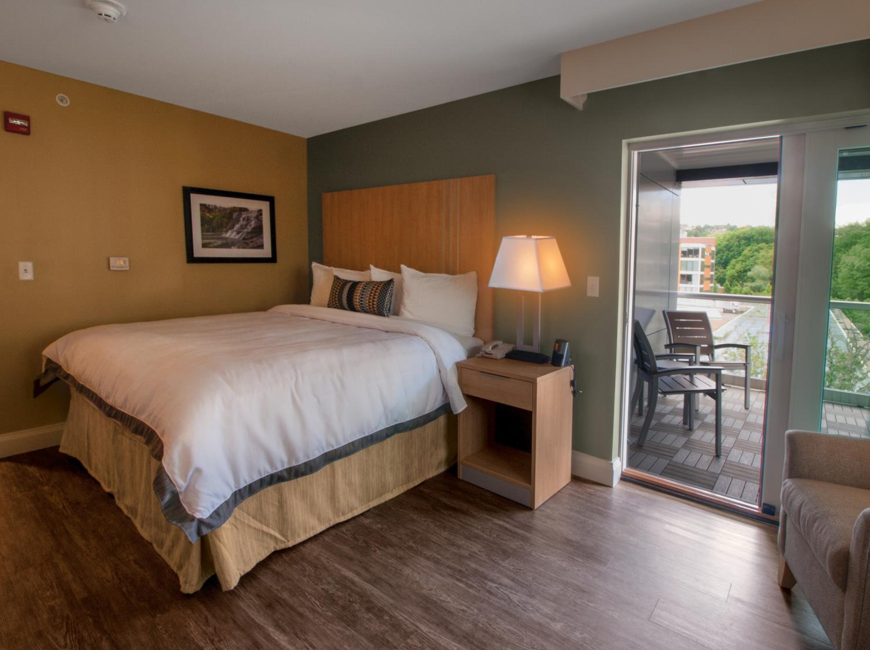 King Room with Balcony - Photo 3