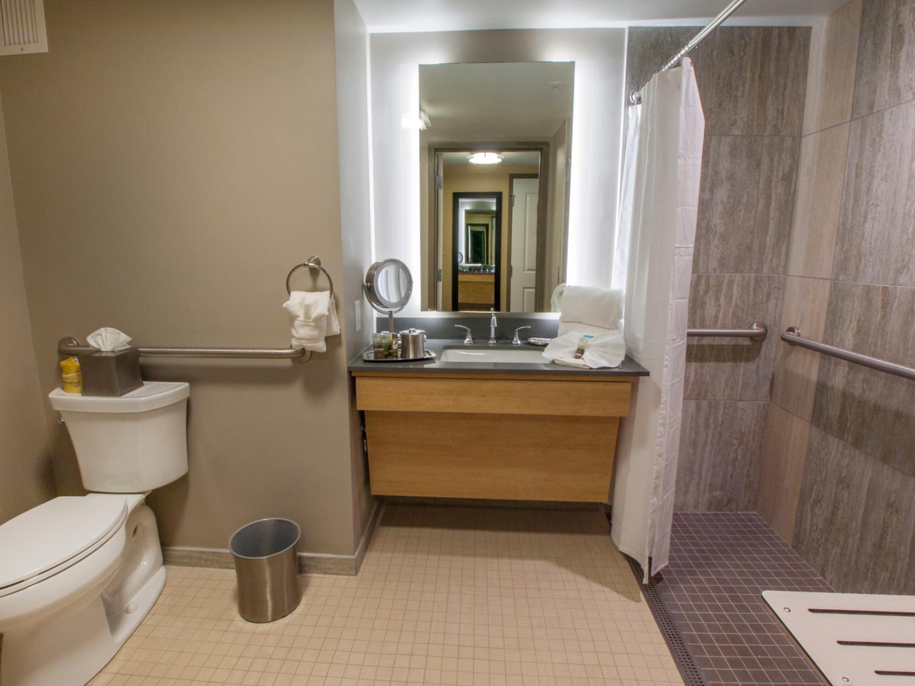 Queen Room with Two Queen Beds - Disability Access - Photo 3