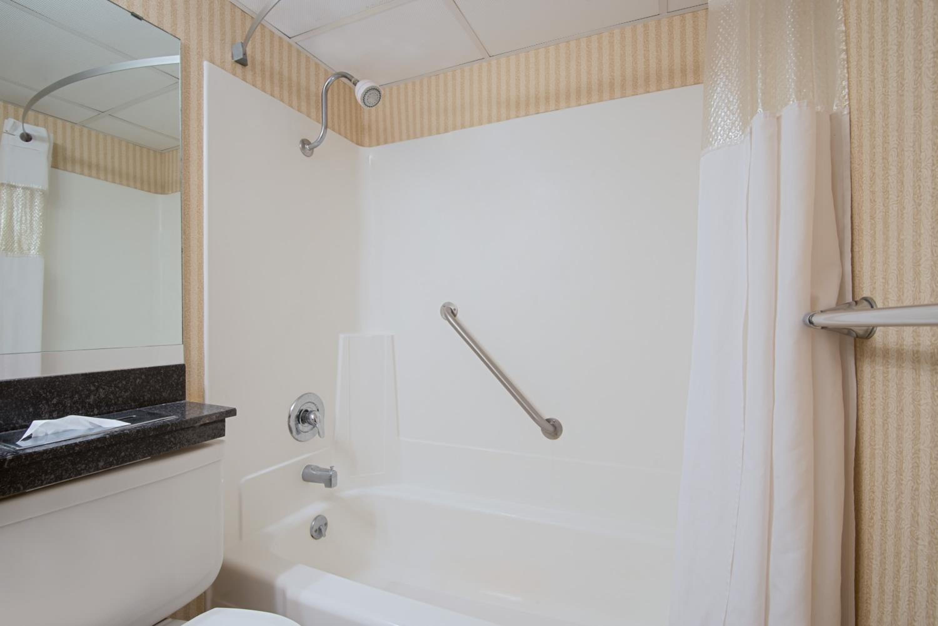 Queen Room with Two Queen Beds - Non-Smoking - Photo 5