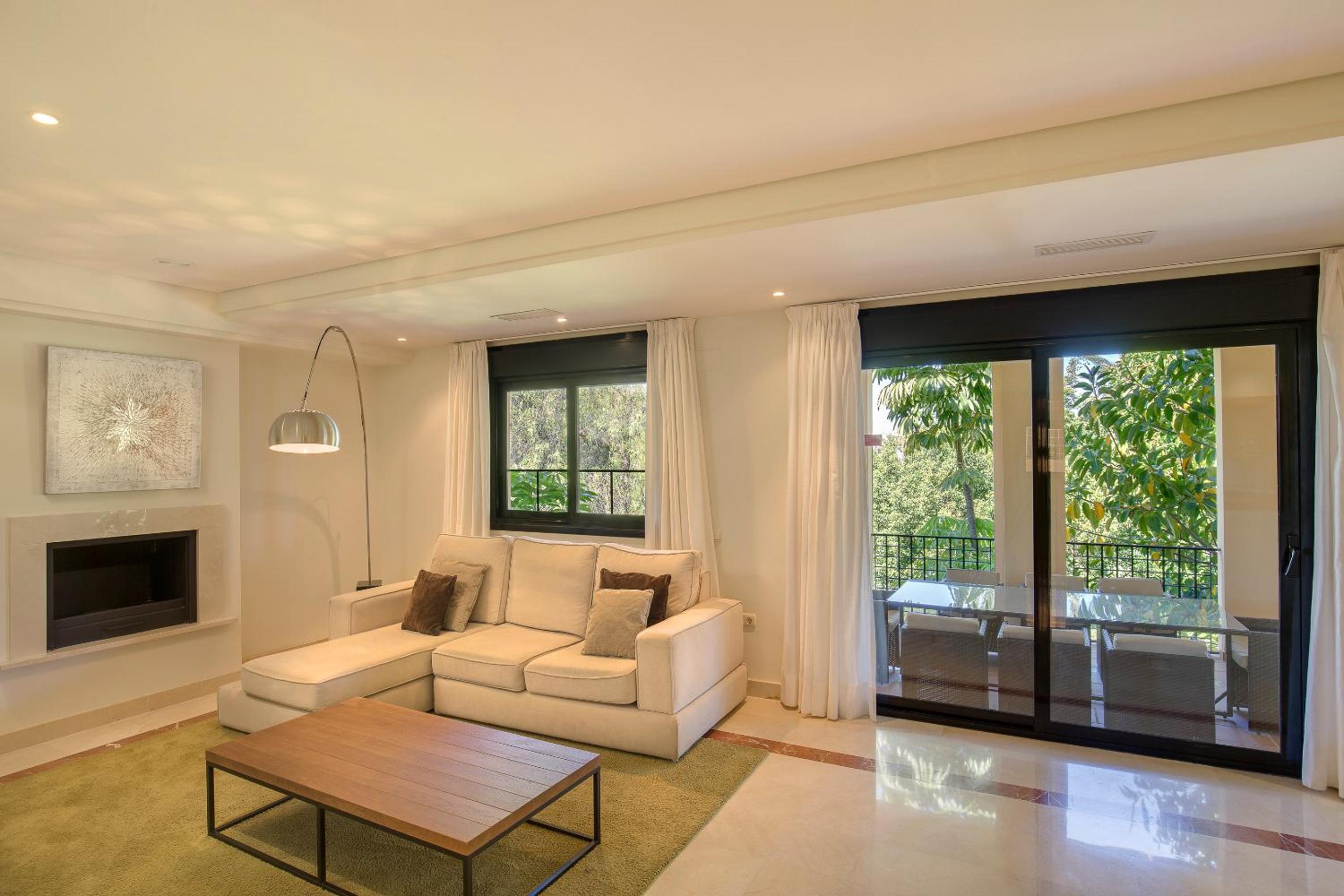 Apartamento de cuatro dormitorios con terraza y estacionamiento