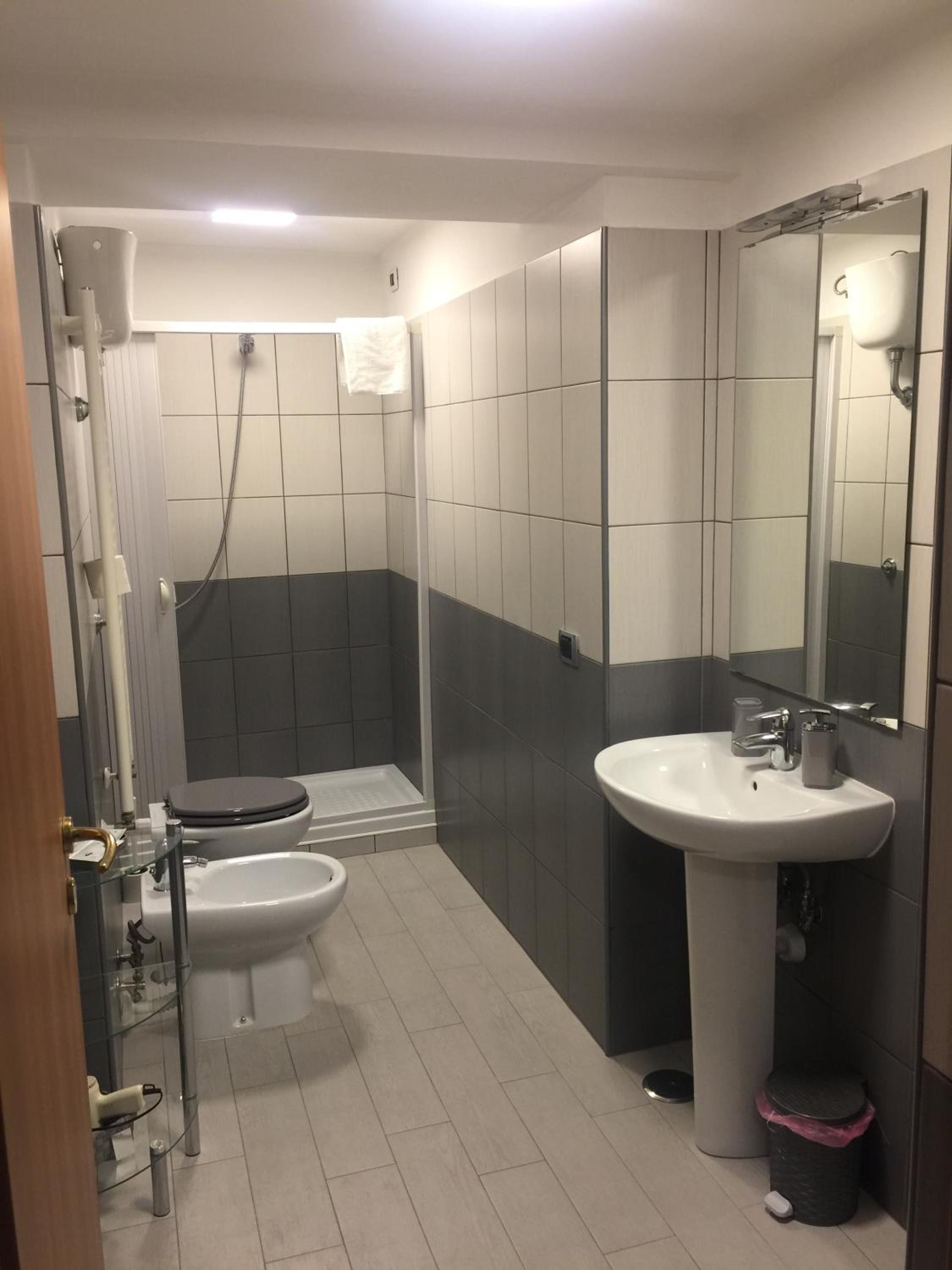 Standard Double Room - Photo 5