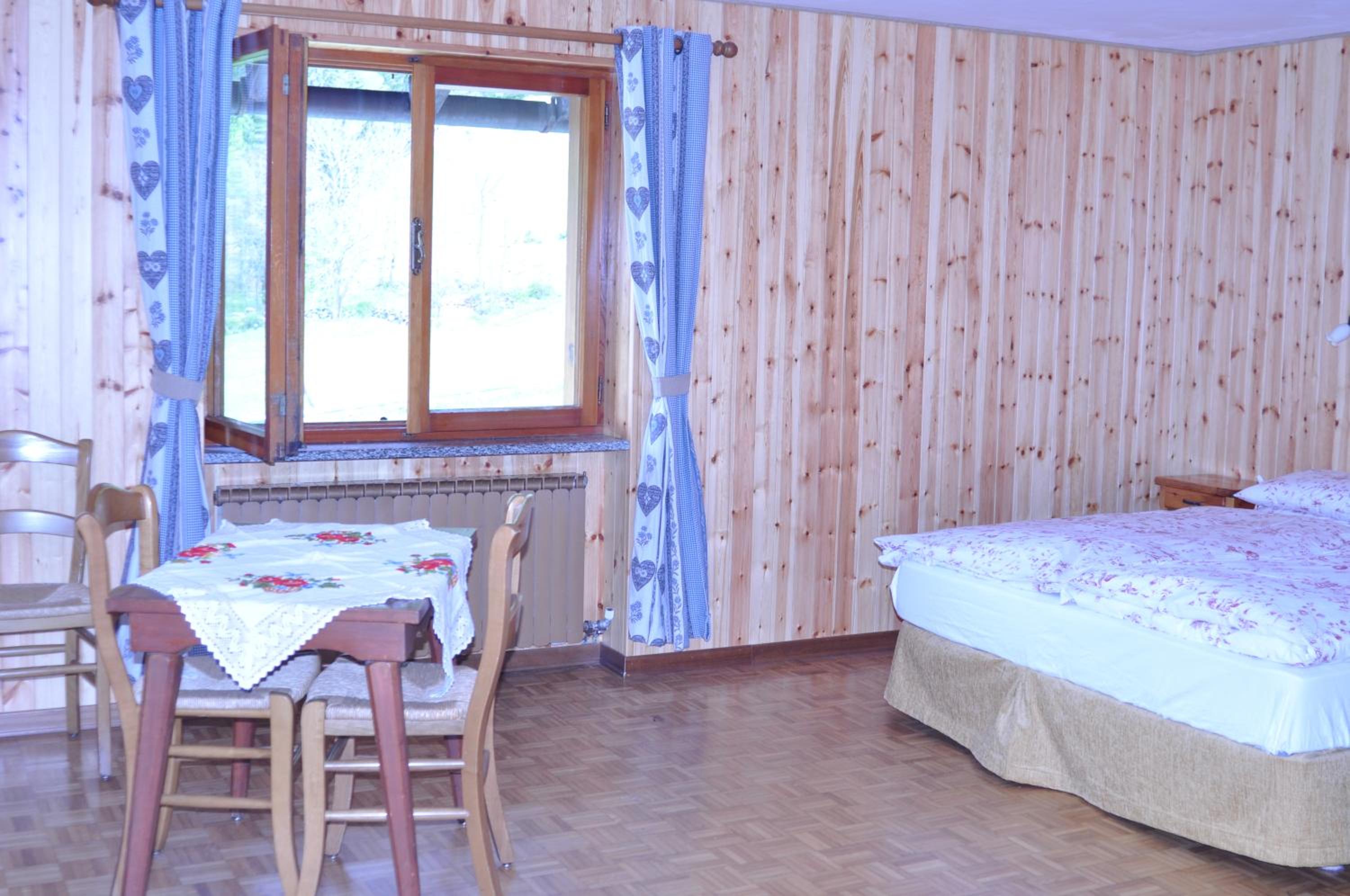 Family Room (2 Adults + 2 Children)