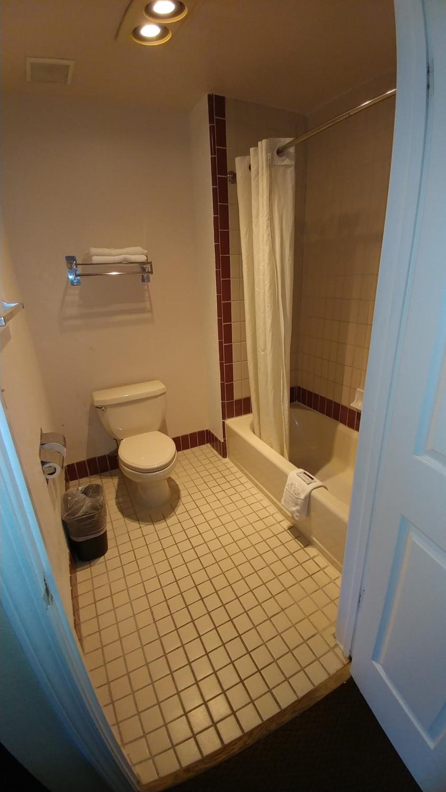 Queen Suite - Non-Smoking - Photo 7