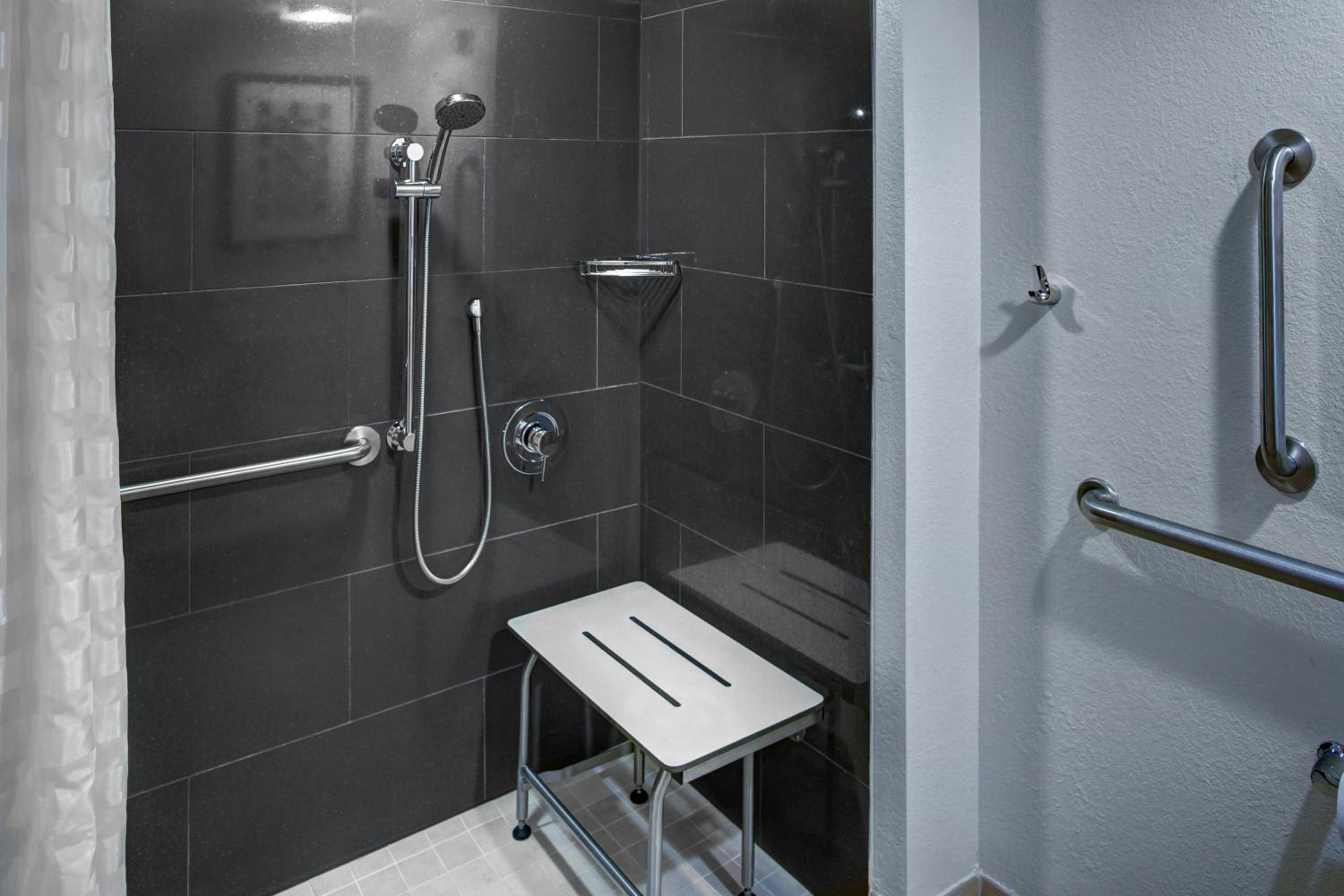 King Room with Accessible Tub - Disability Access - Photo 2