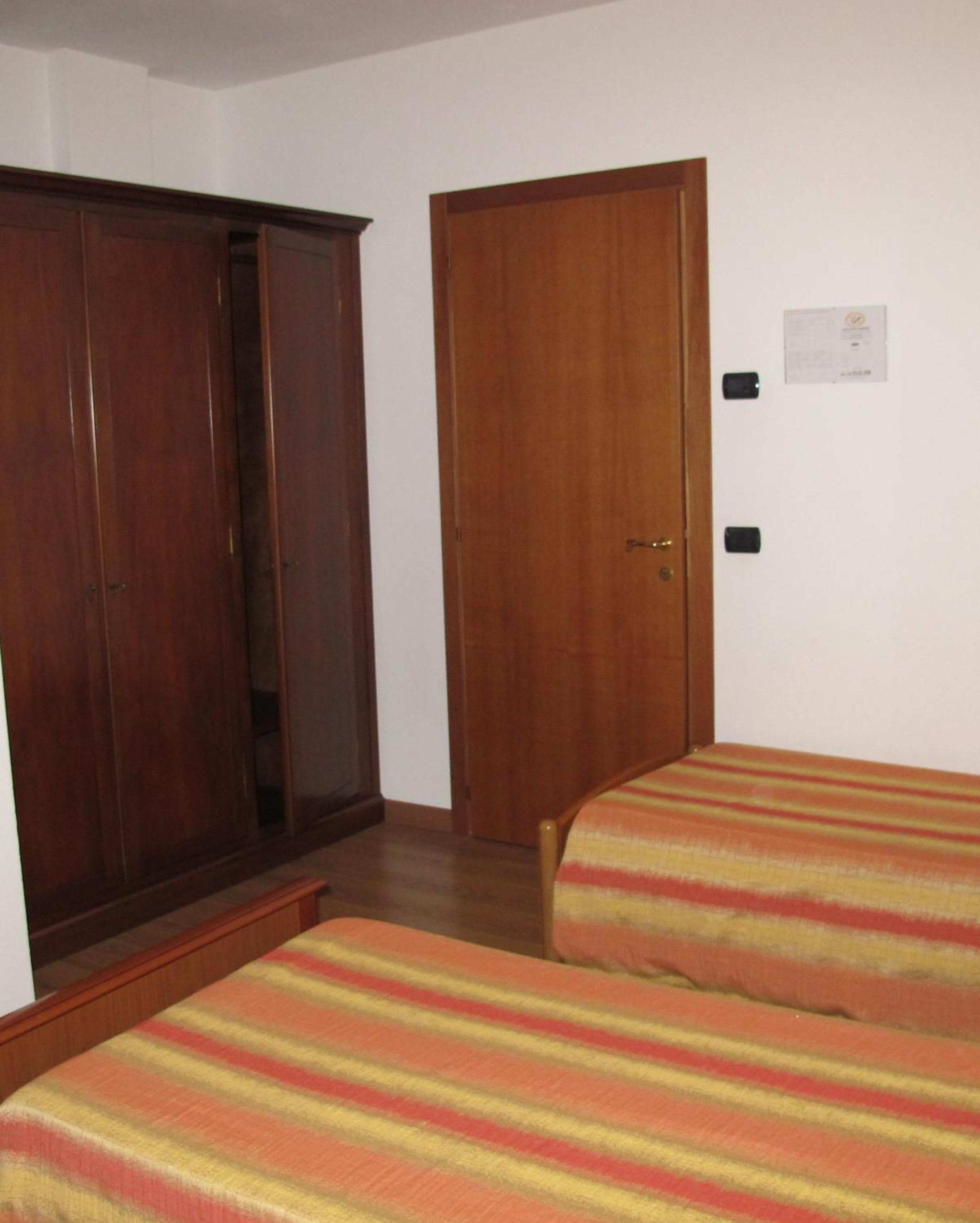 Twin Room - Photo 2