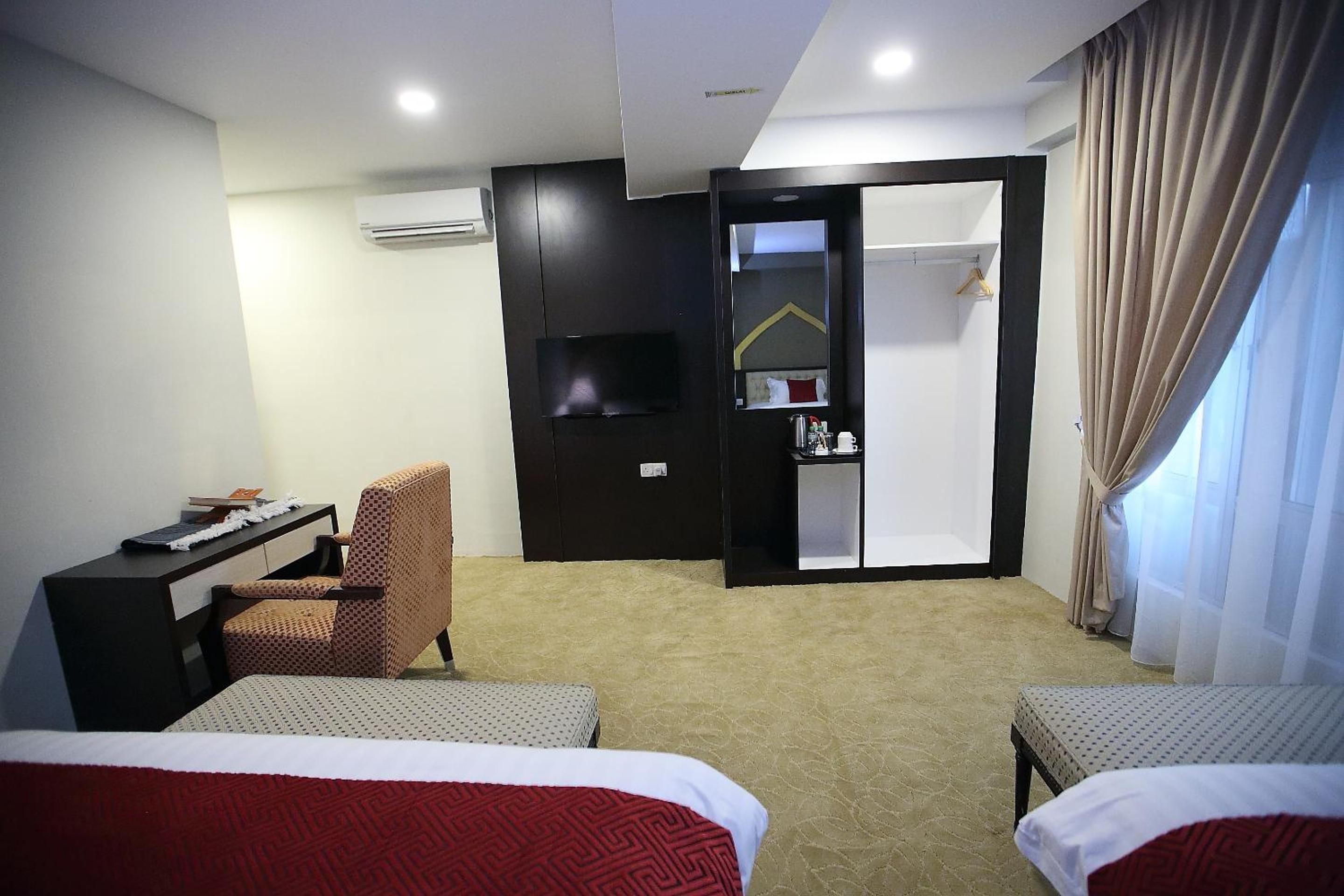 Deluxe Family Room - Photo 2