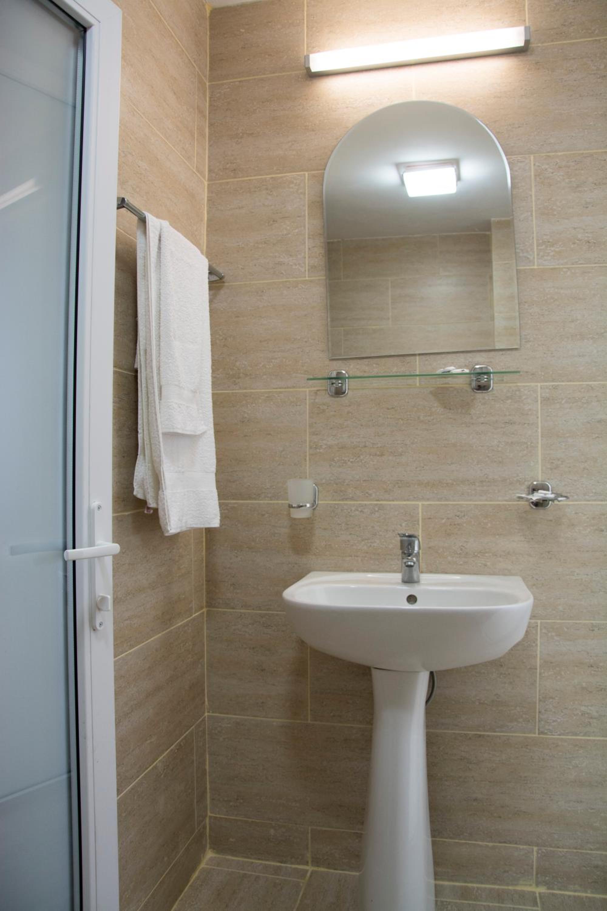 Twin Room with Sea View - Photo 16