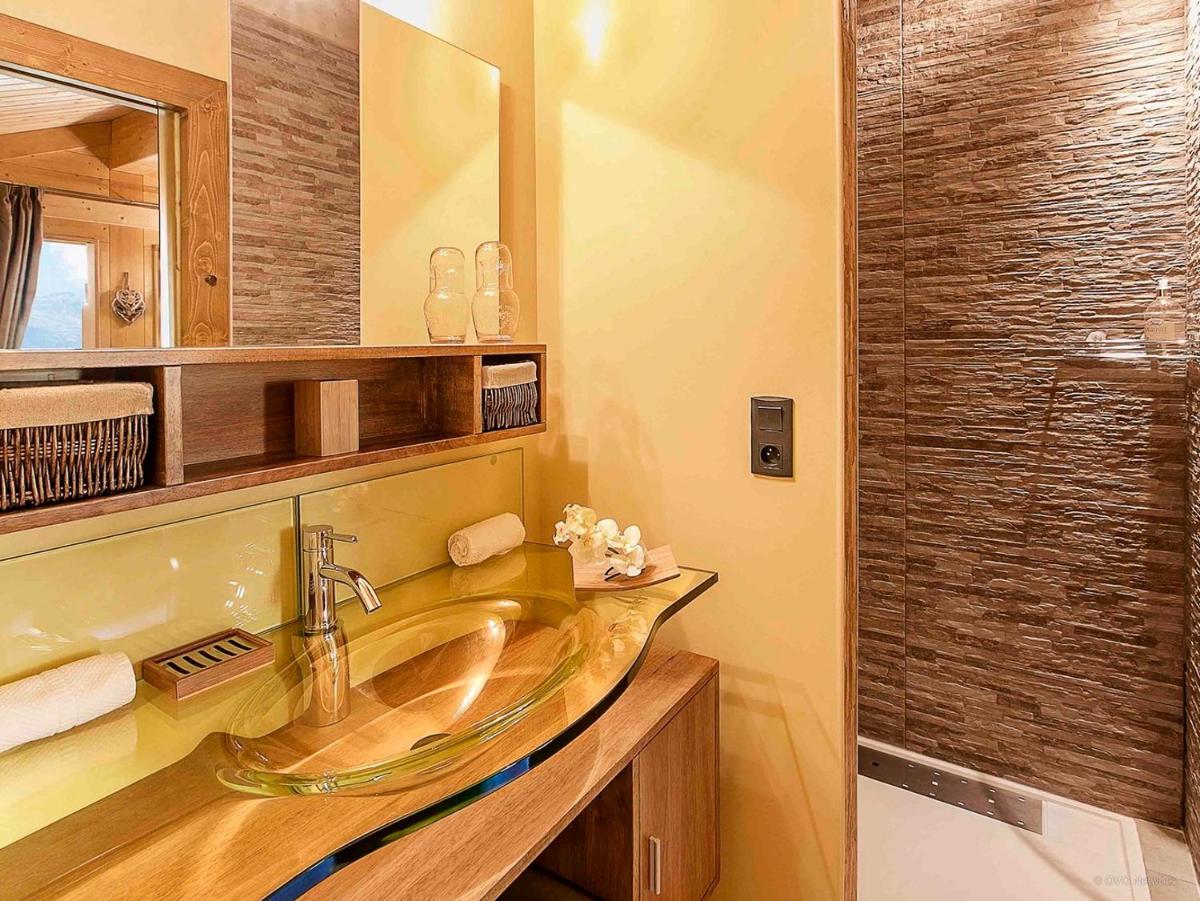 Five-Bedroom House photo 1