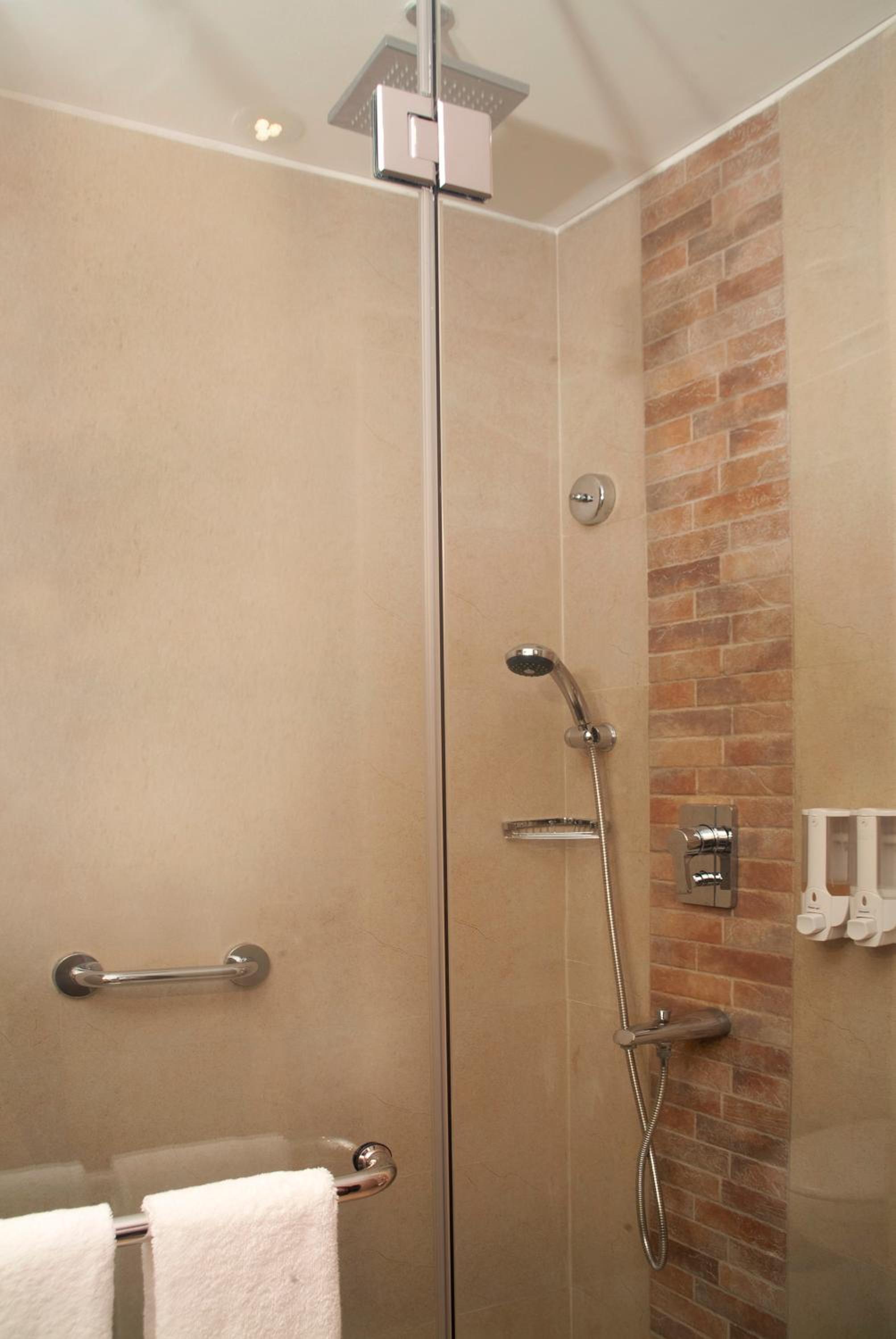 One-Bedroom Suite with Kitchenette  photo 2