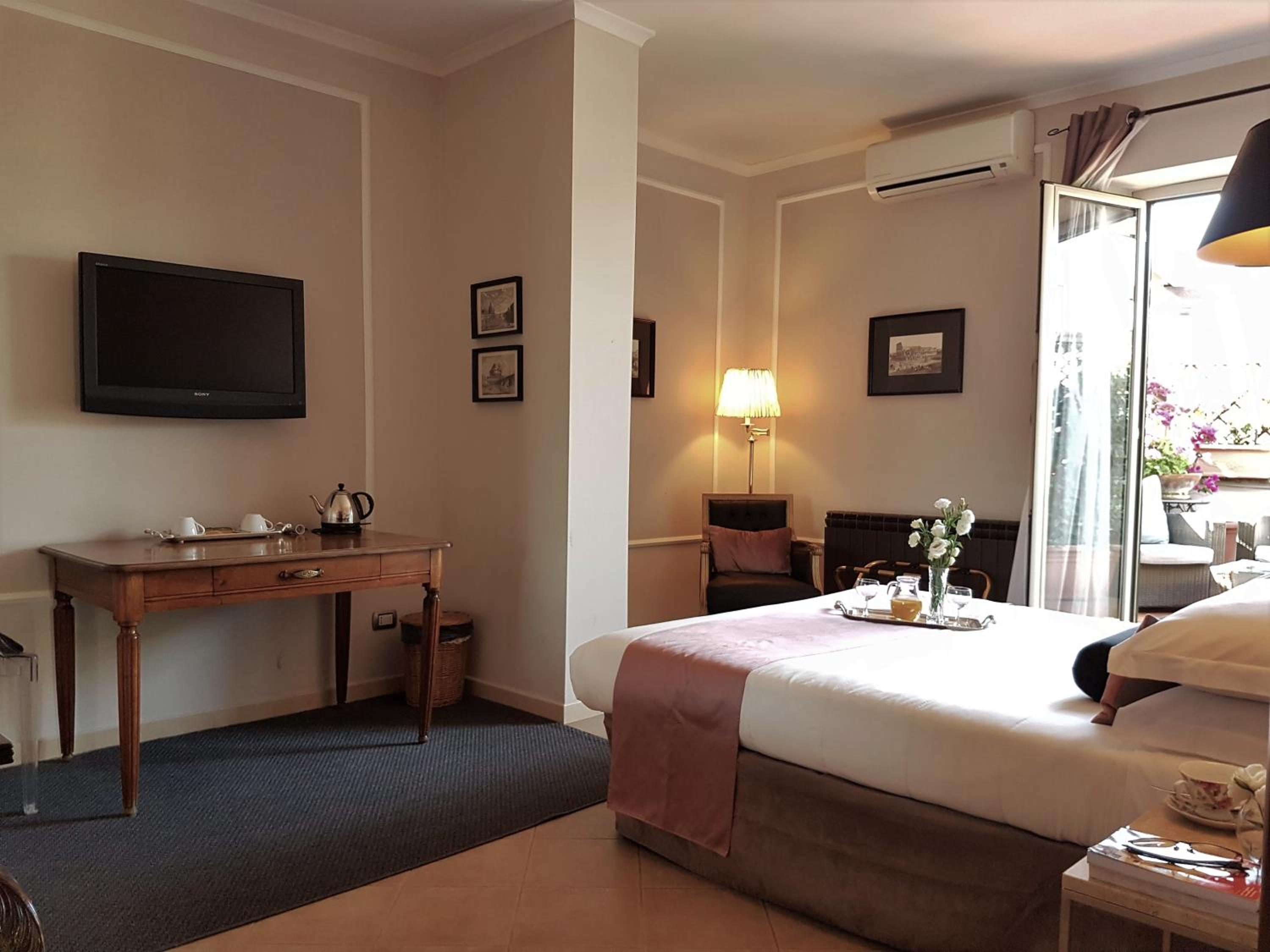 Deluxe Double Room with Balcony photo 3