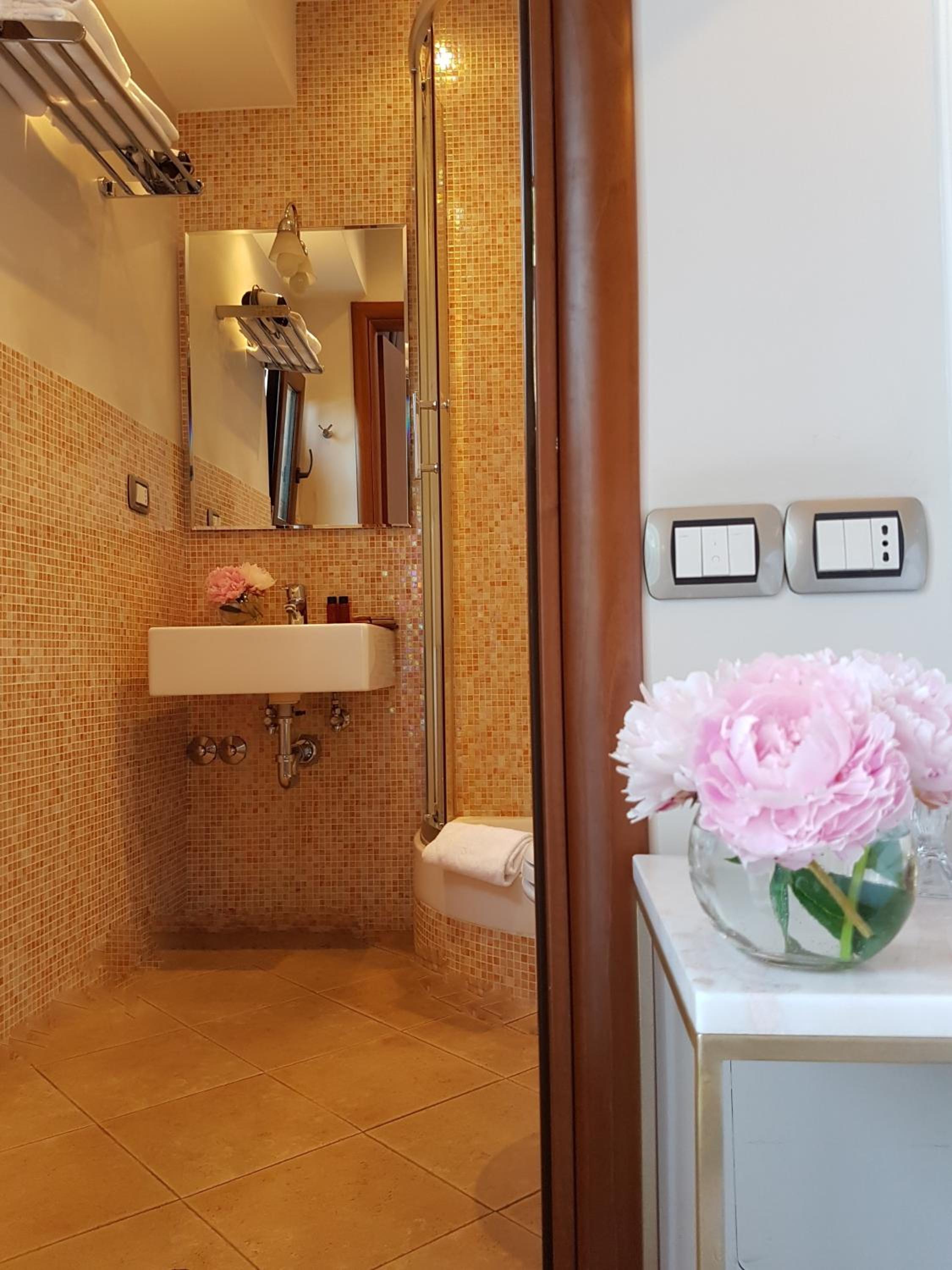 Deluxe Double Room with Balcony photo 2