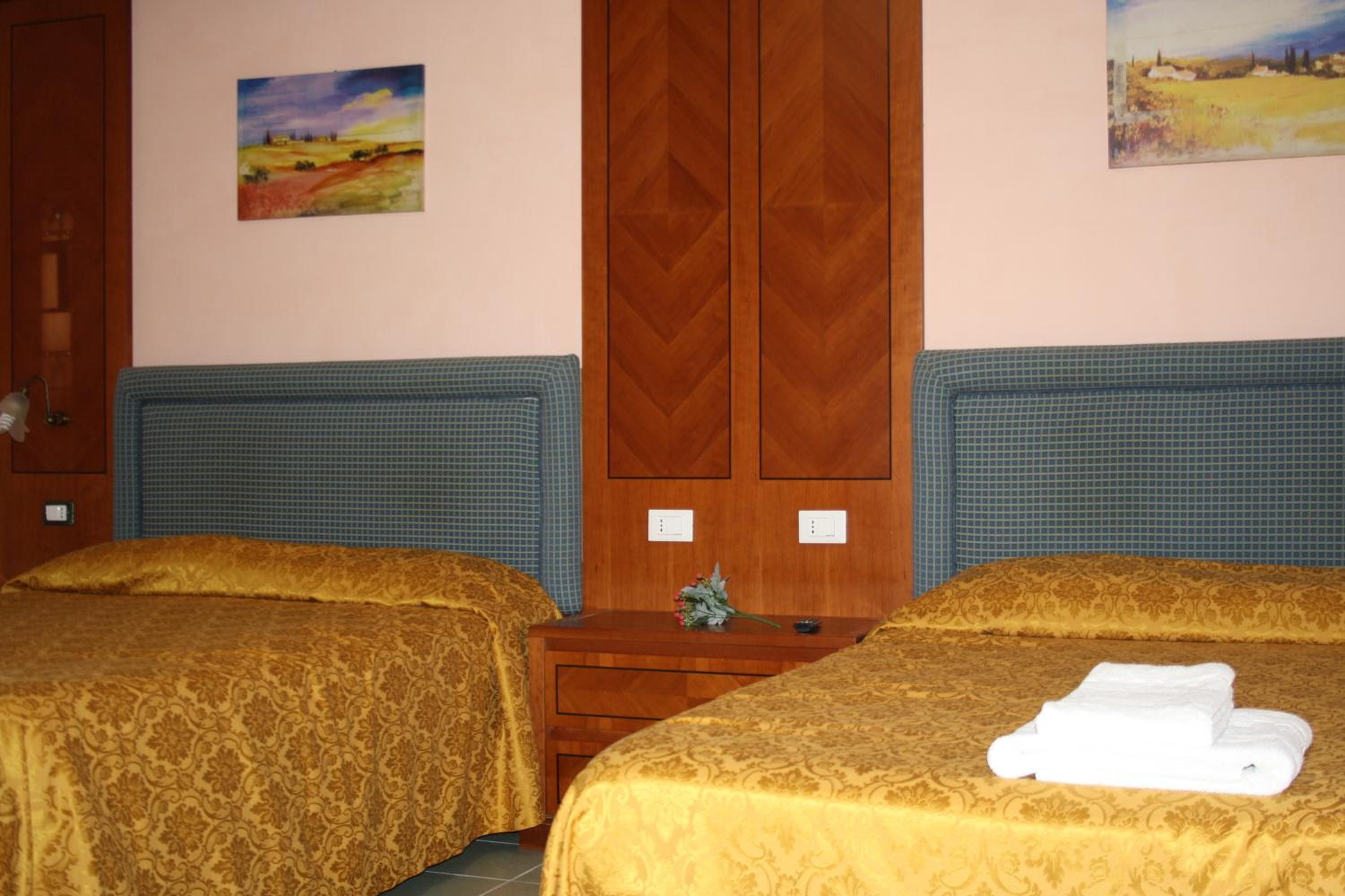 Deluxe Quadruple Room (Via Teobaldi, 2) - Photo 16