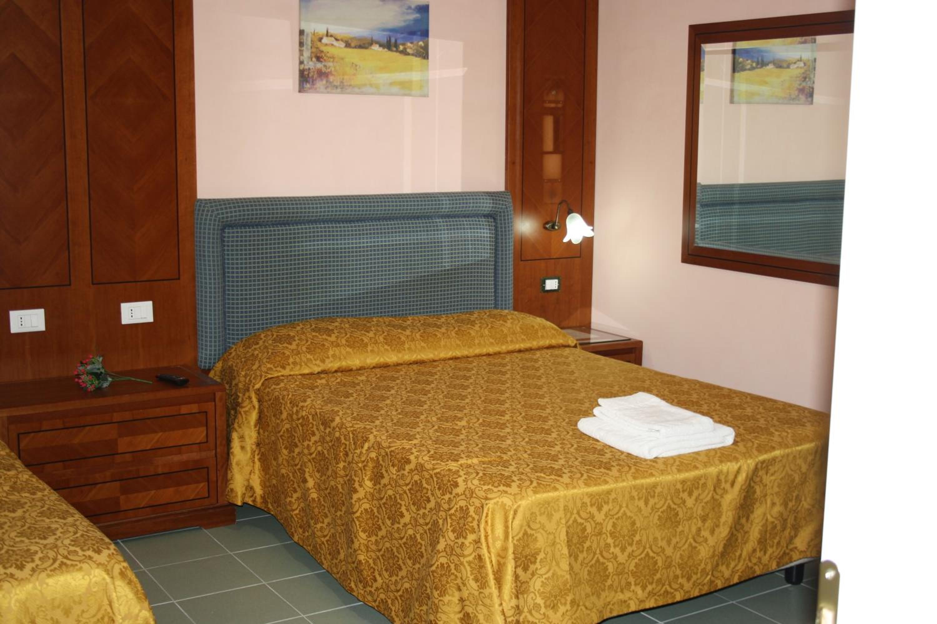 Deluxe Quadruple Room (Via Teobaldi, 2) - Photo 10