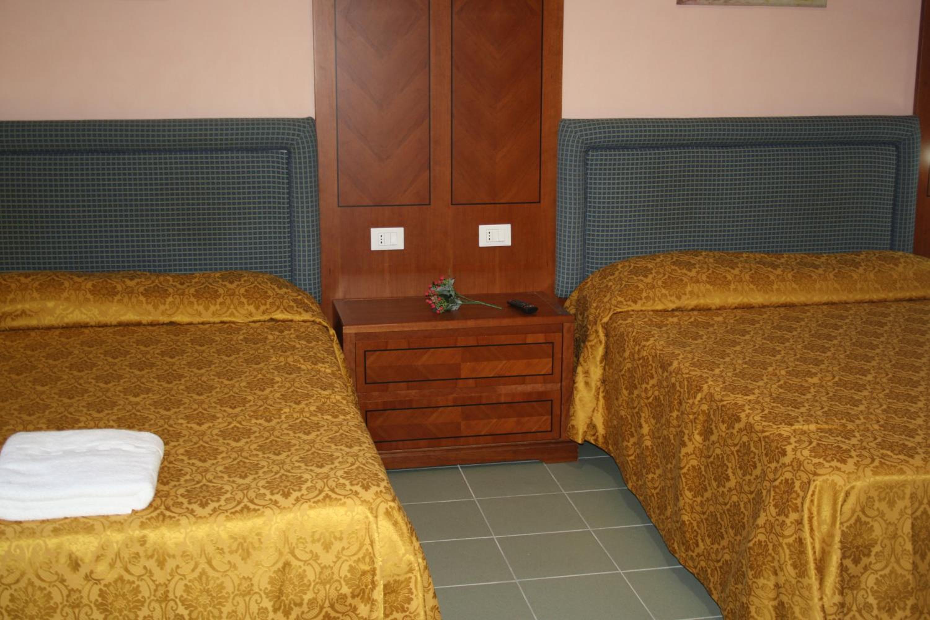 Deluxe Quadruple Room (Via Teobaldi, 2) - Photo 4