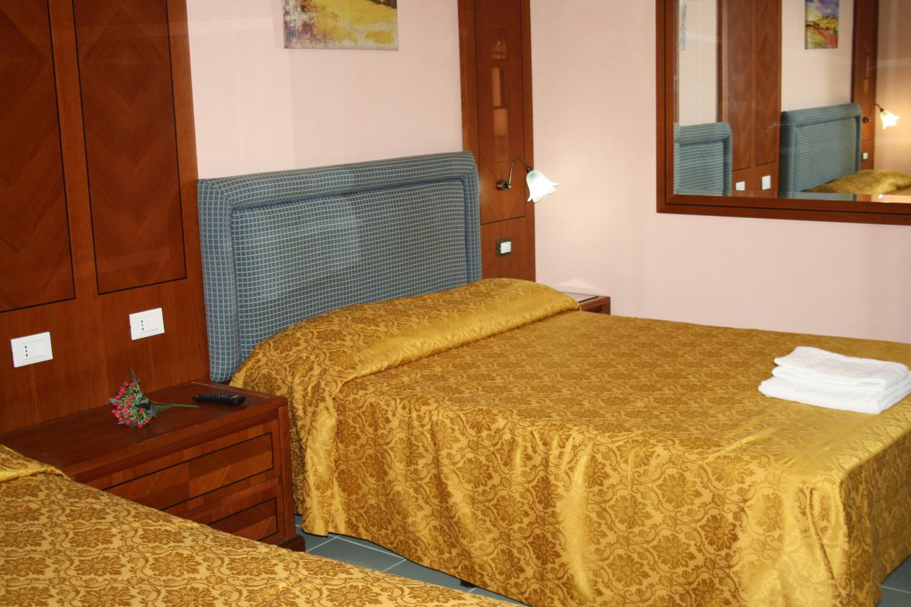 Deluxe Quadruple Room (Via Teobaldi, 2) - Photo 8