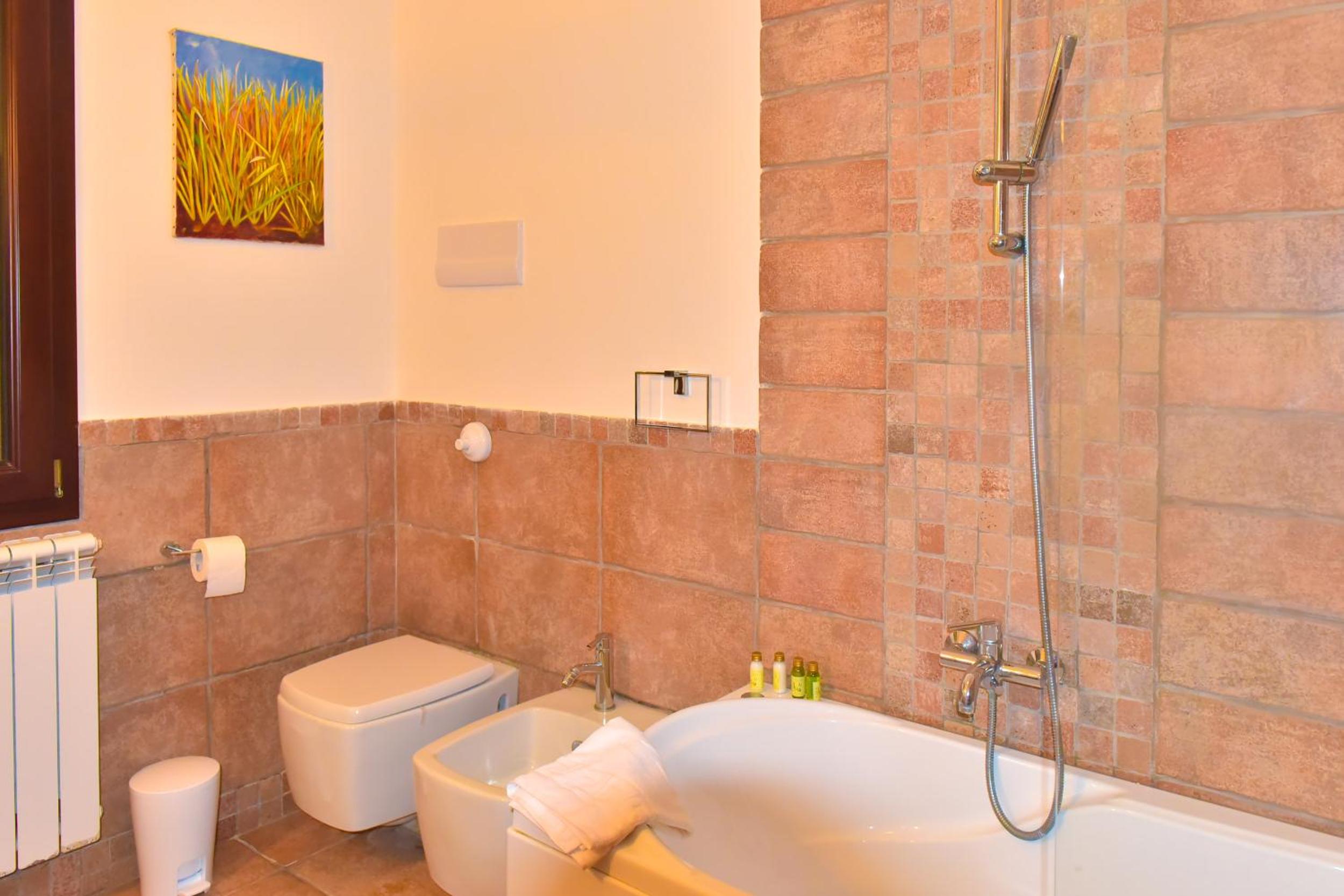 Quadruple Room with Bath photo 2