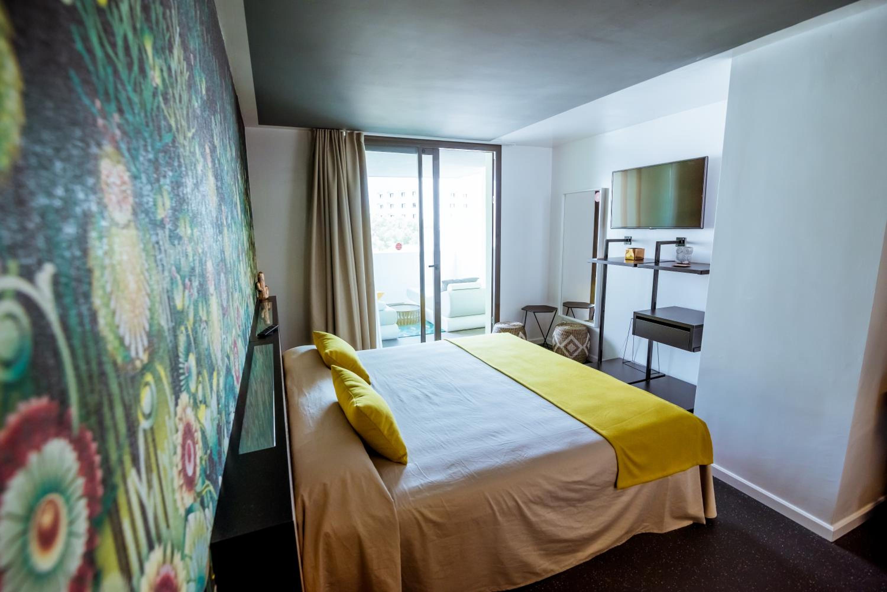 Habitación Deluxe Doble con Vistas a la Piscina y Baño Privado