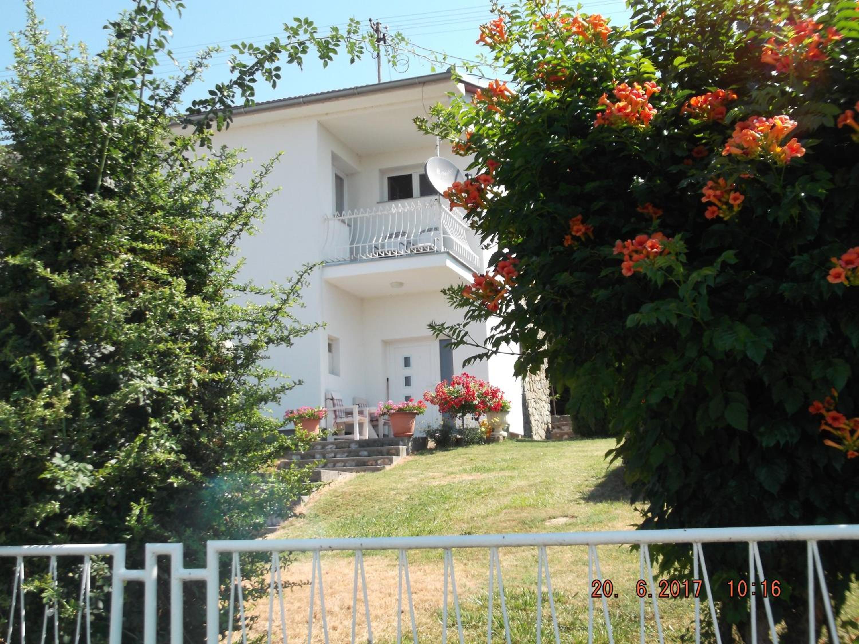 Apartment with Balcony - Photo 3