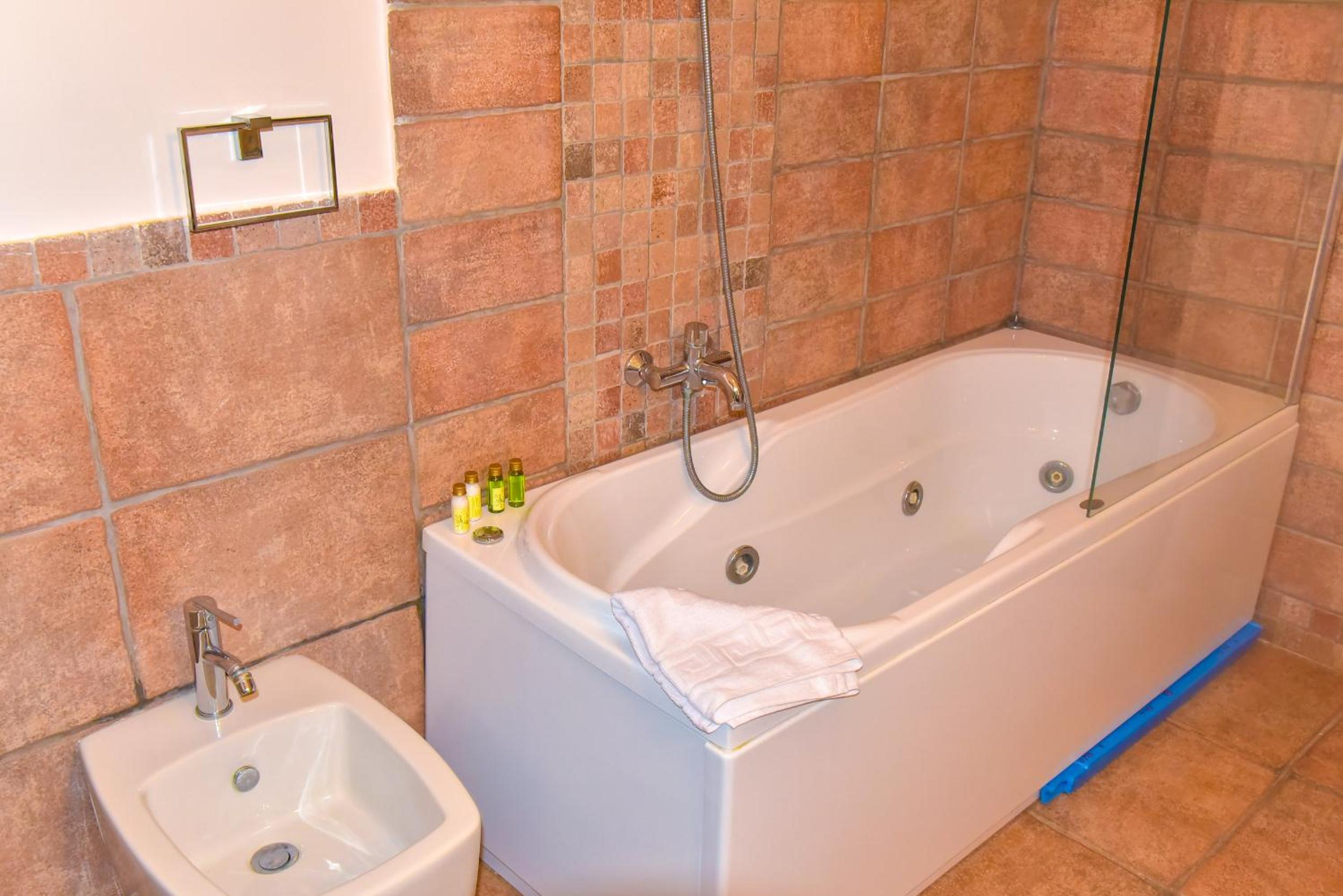 Quadruple Room with Bath photo 3