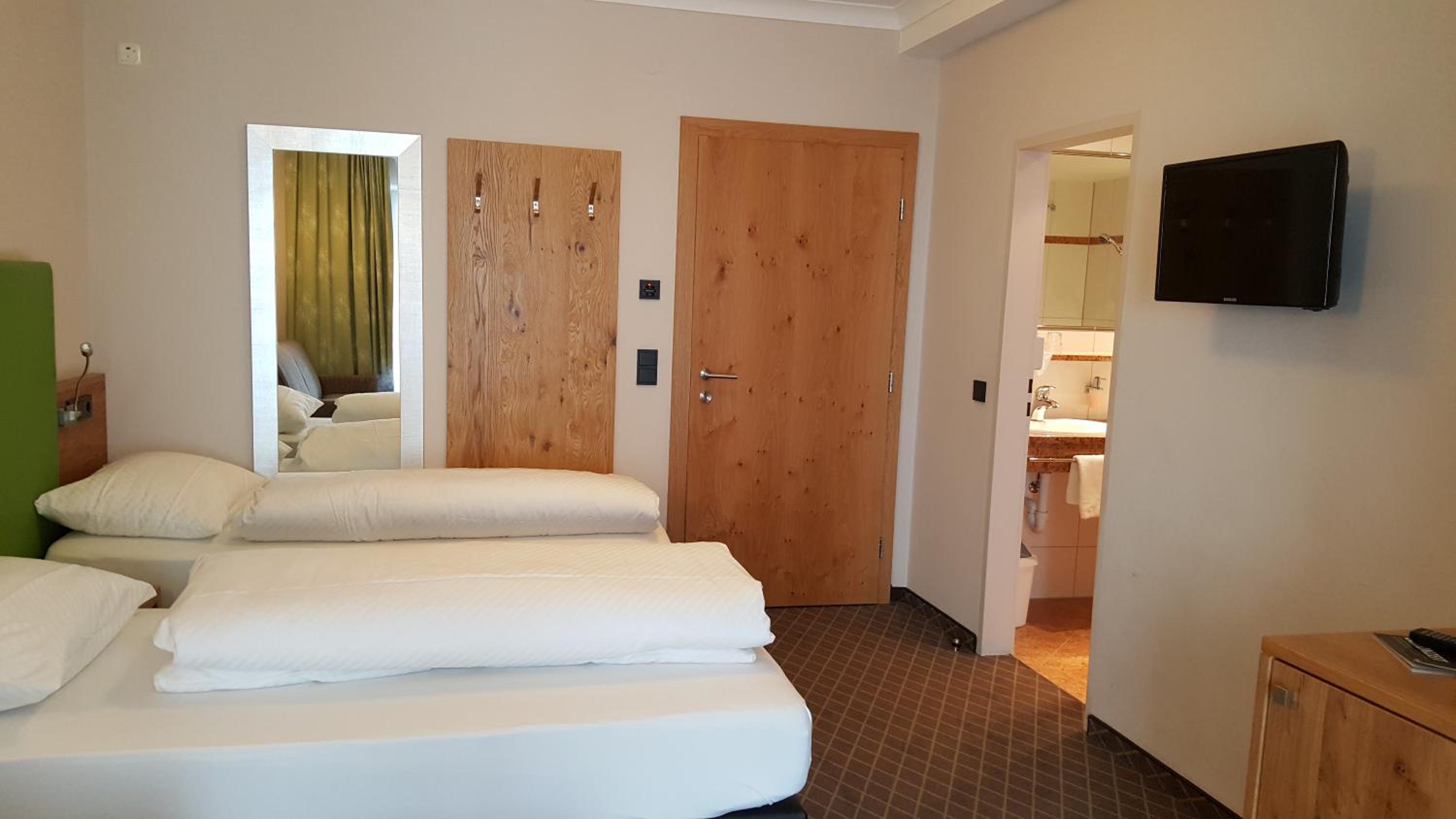 Double Room with Balcony - Photo 11