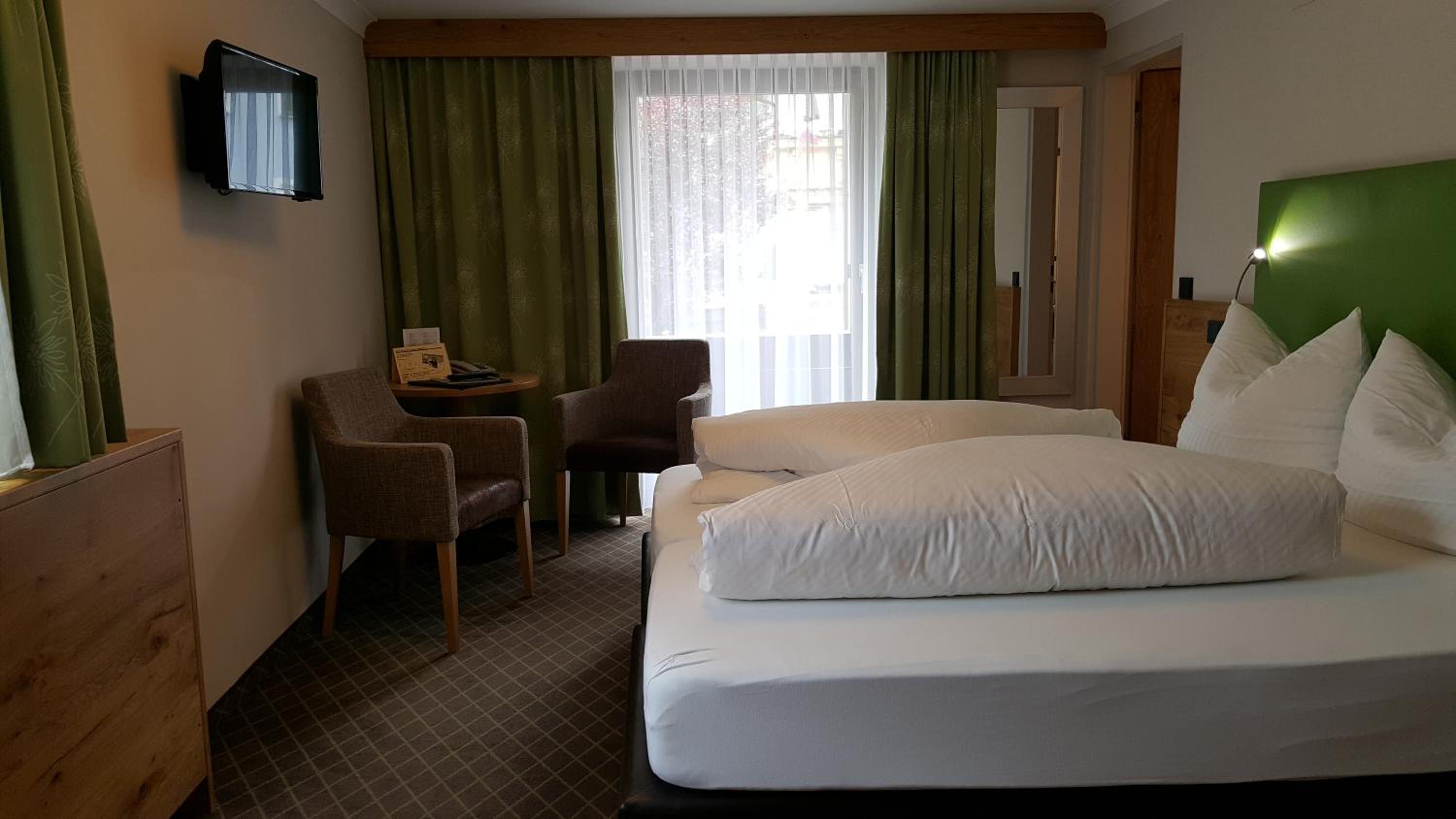 Double Room with Balcony - Photo 3