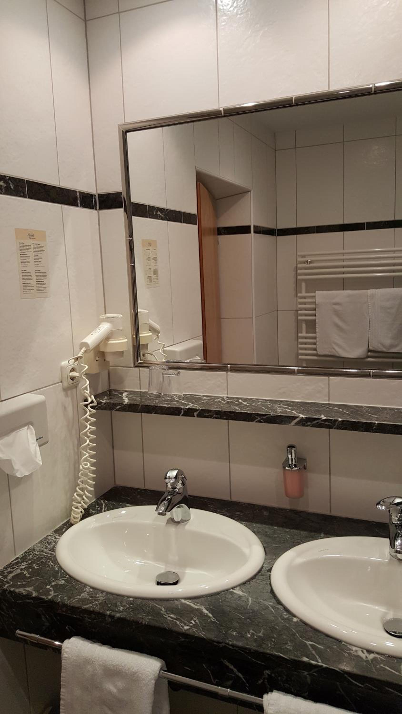Deluxe Double Room with Balcony - Photo 2