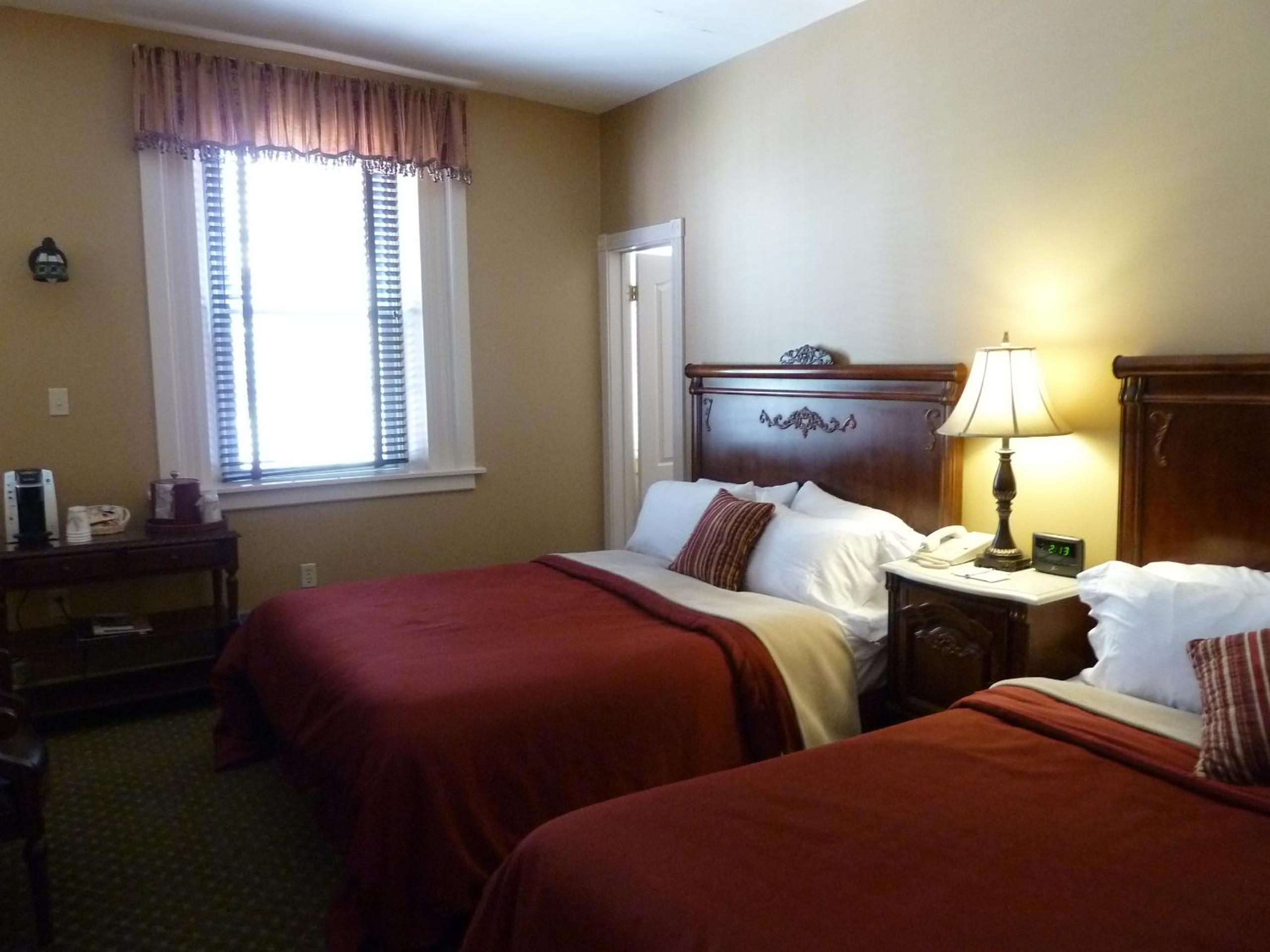 Standard Queen Room with Two Queen Beds photo 2