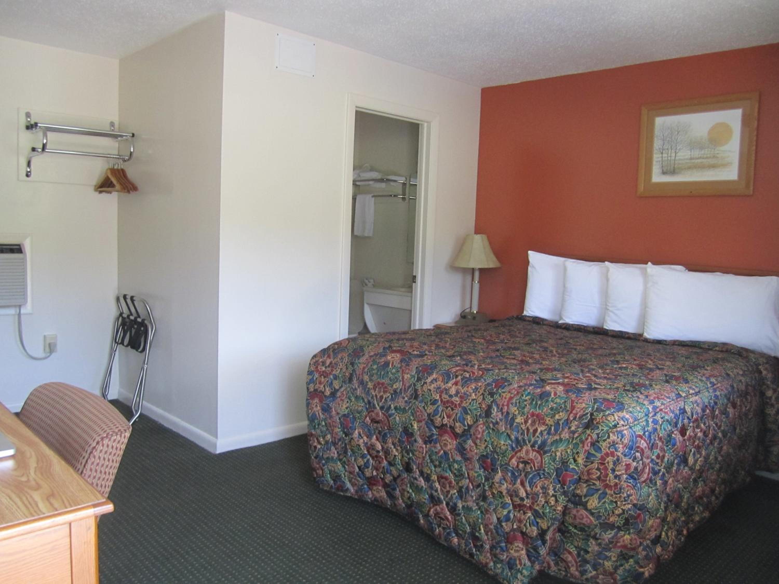 Queen Room - Non-Smoking - Photo 4