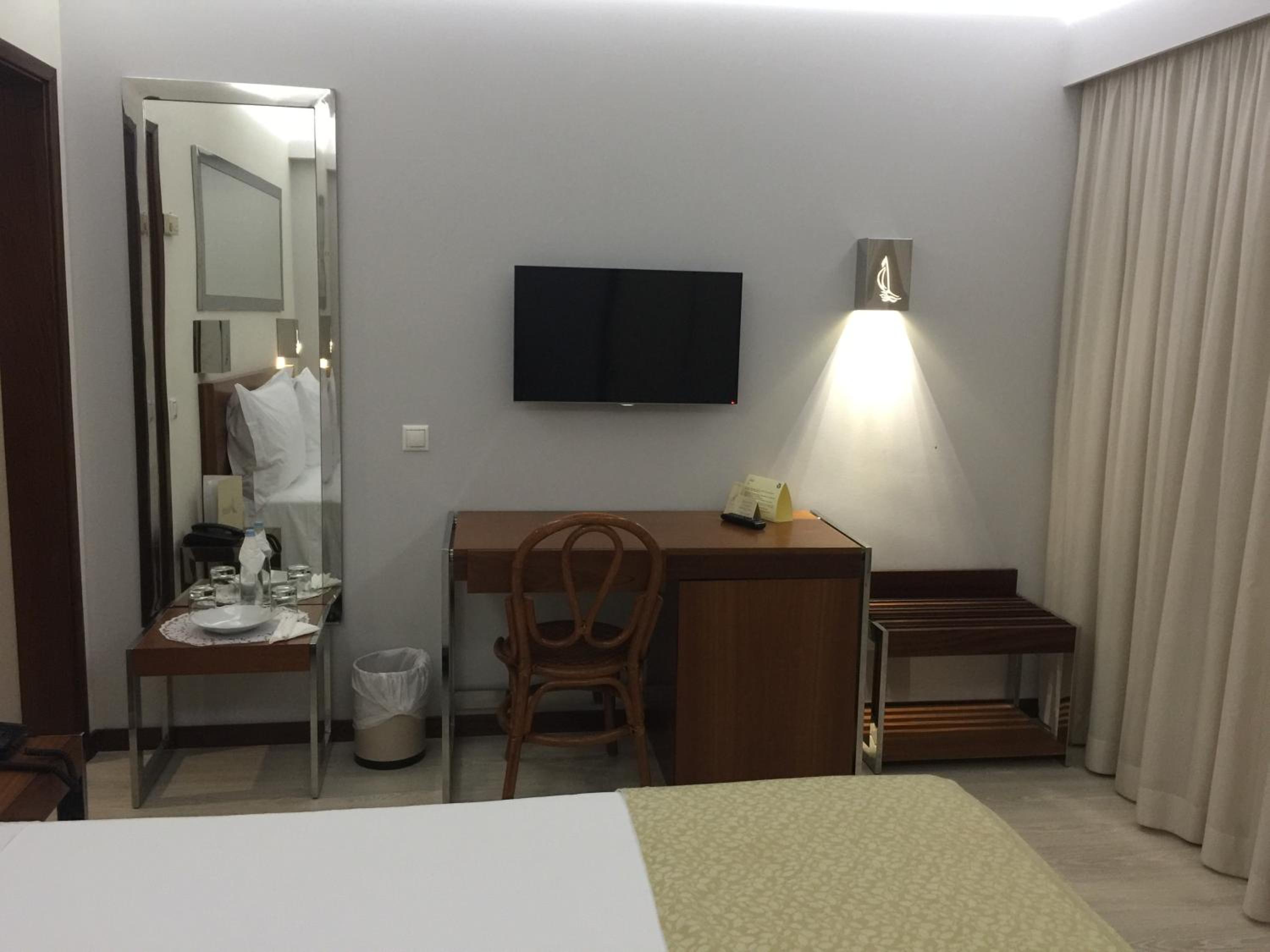 Basic Double Room with Land View - Photo 5