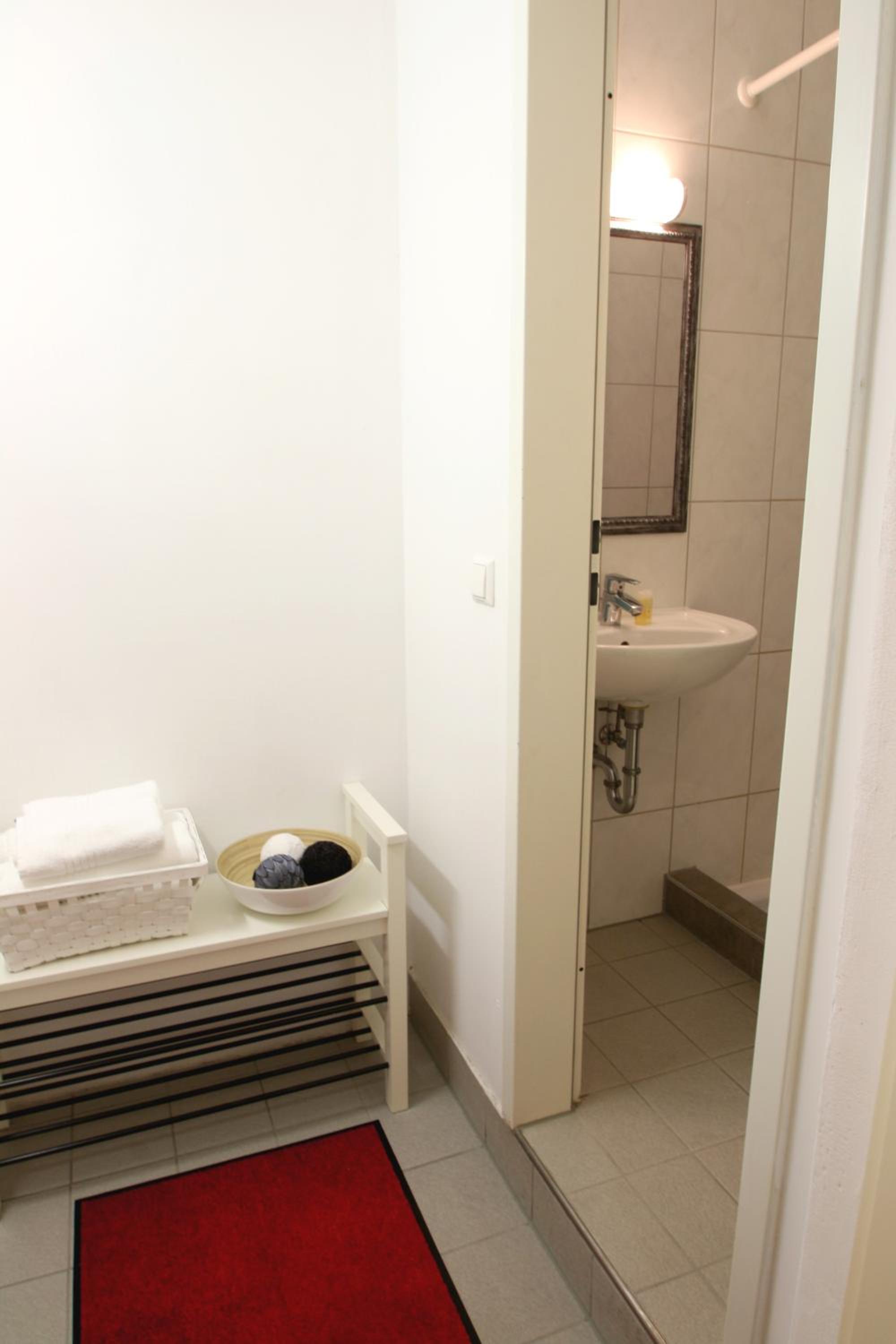 Studio (private bathroom outside of room) - Photo 4