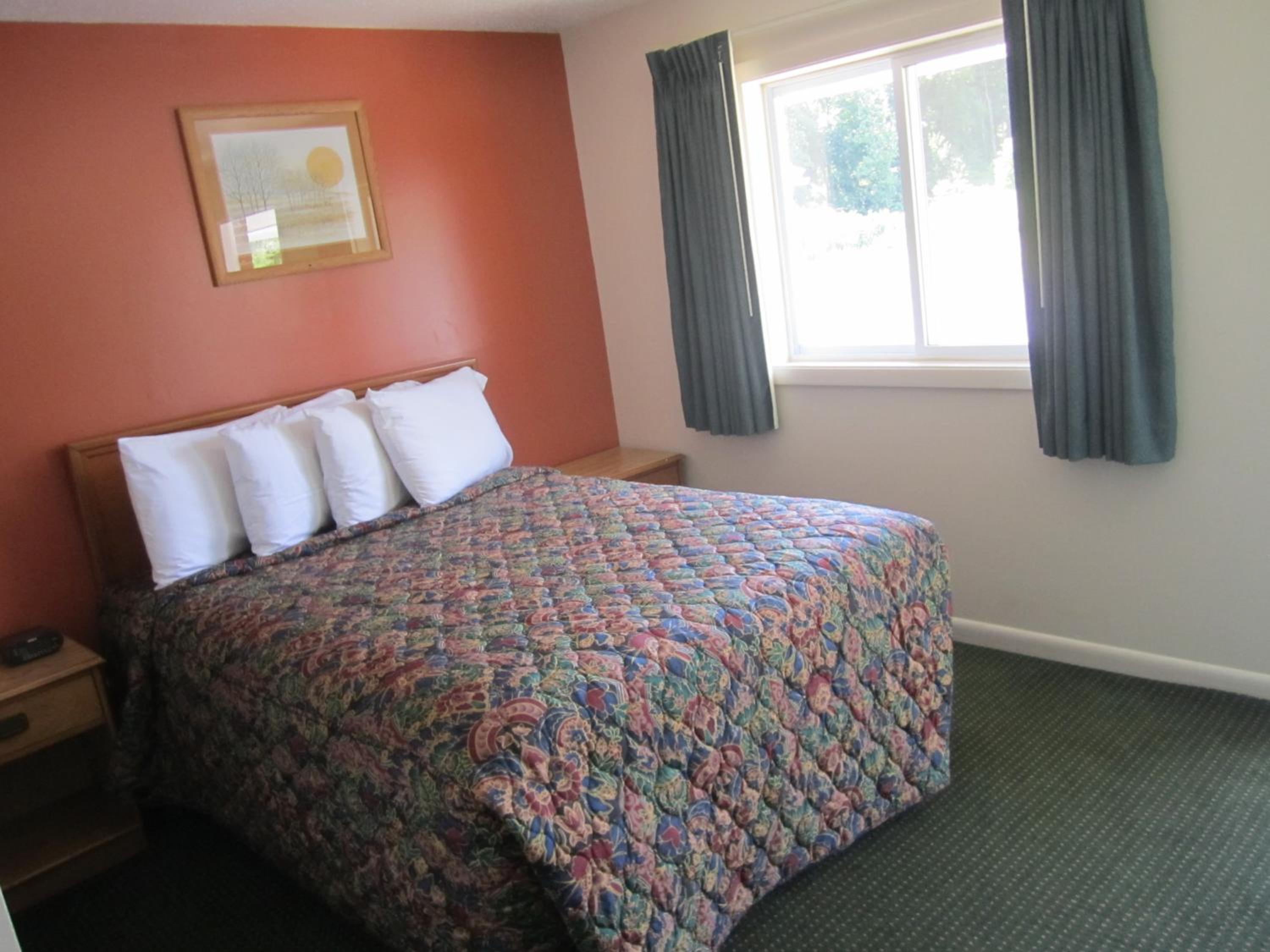 Queen Room - Non-Smoking - Photo 5