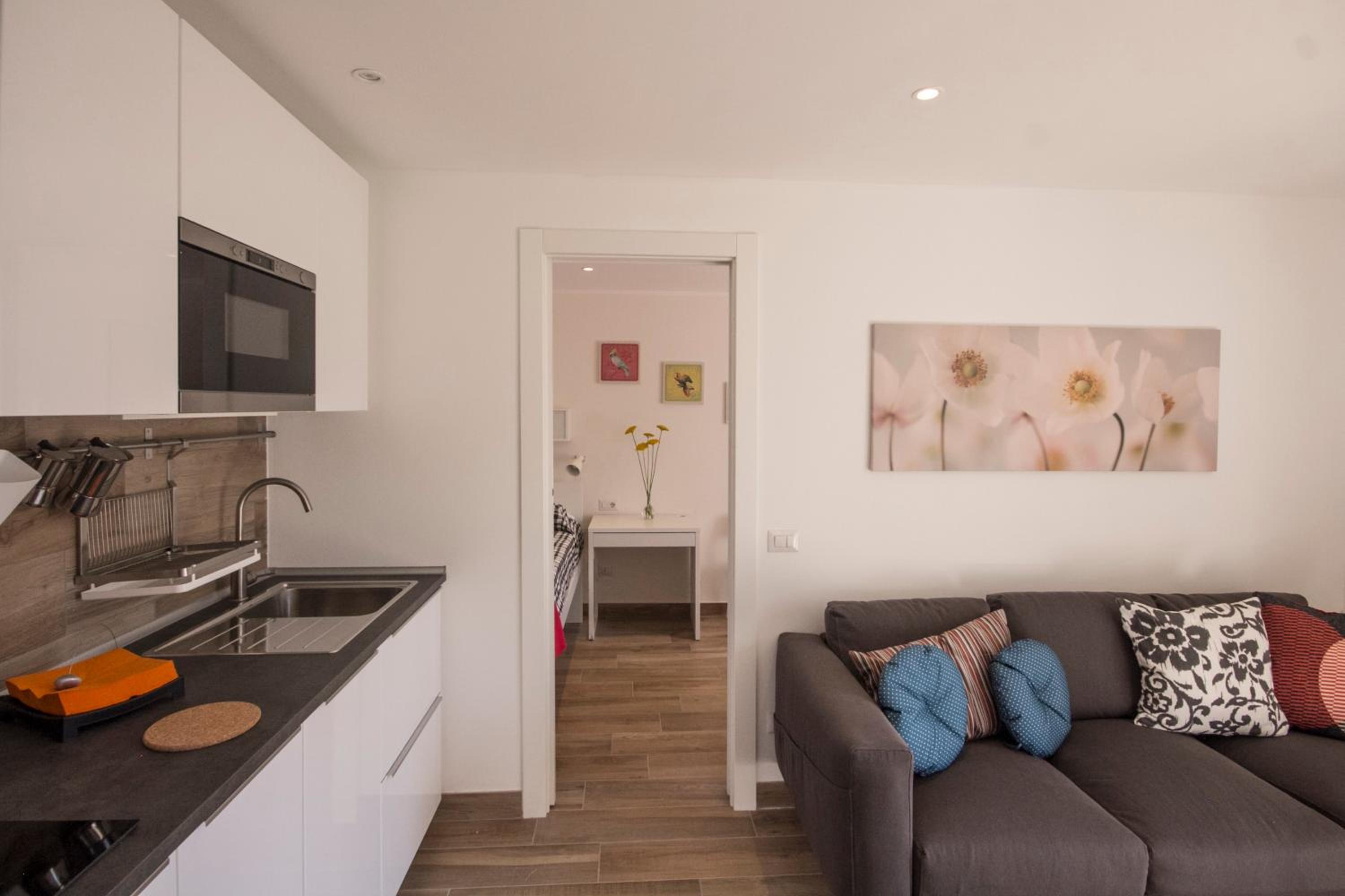 Apartment with Lake View - Photo 5