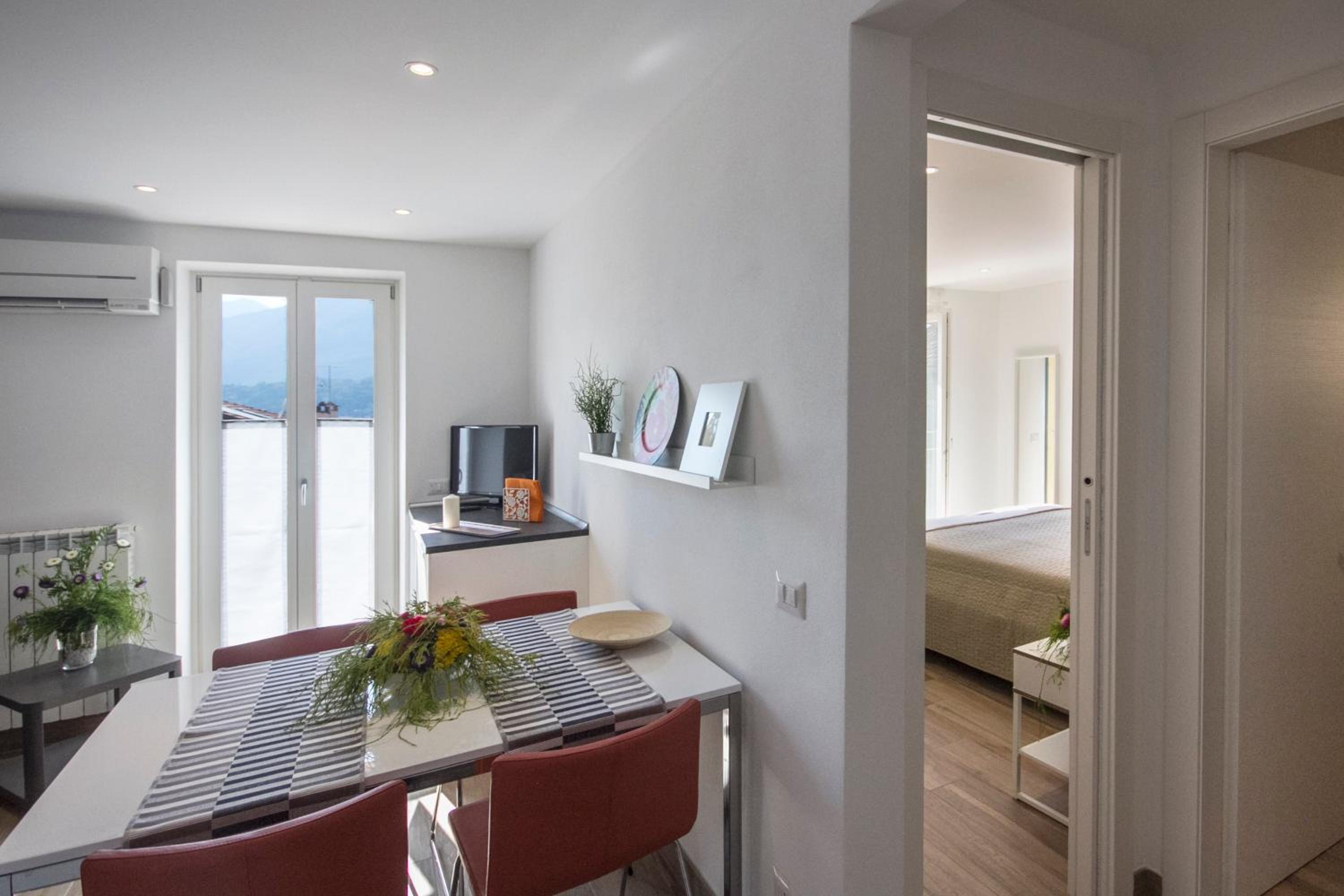 Apartment with Lake View - Photo 3
