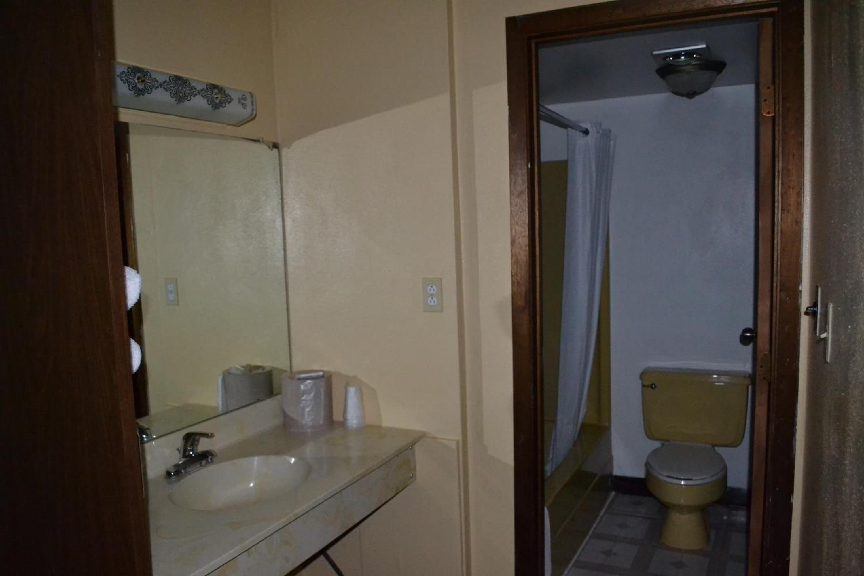 Double Room with Two Double Beds - Smoking photo 3