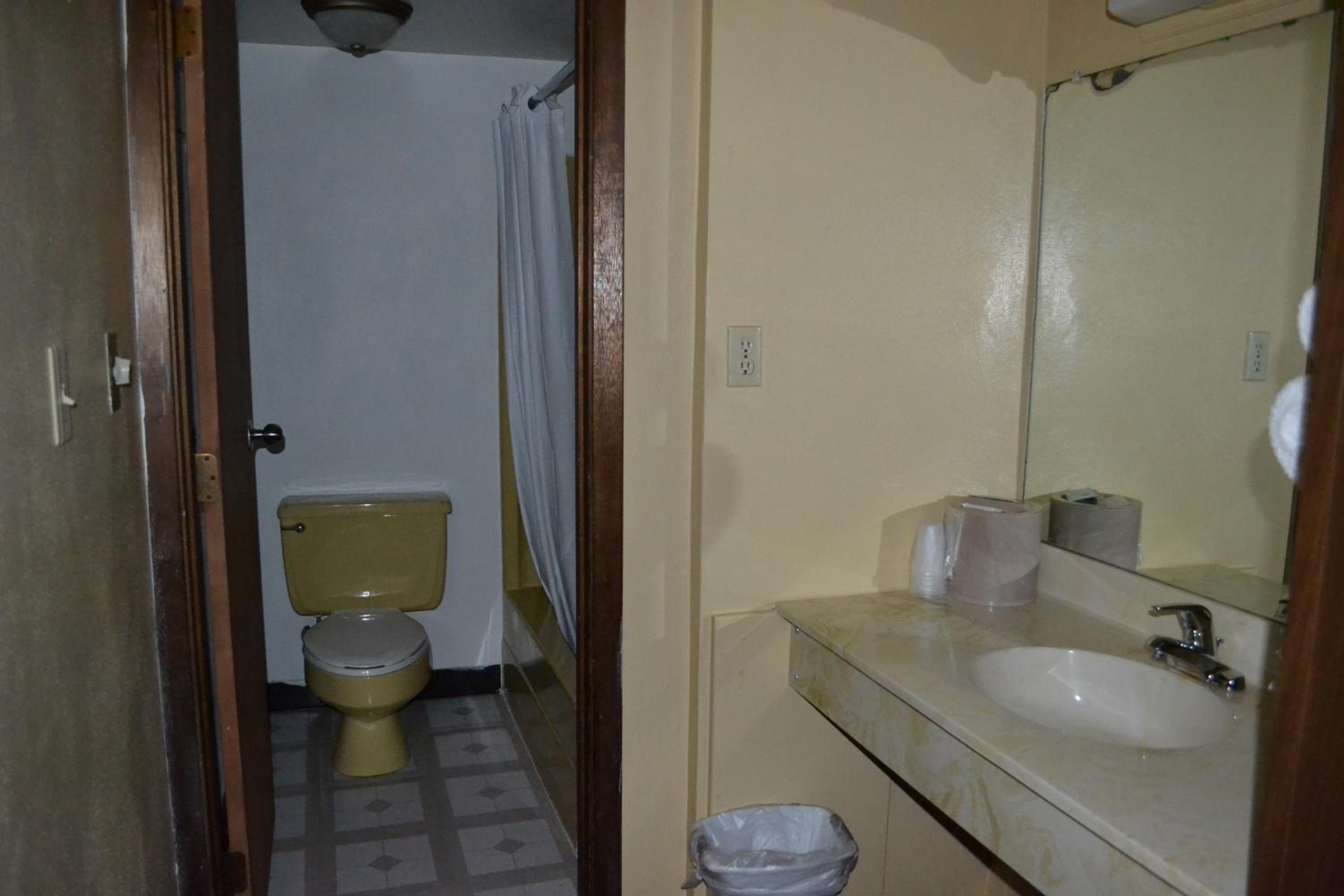 Double Room with Two Double Beds - Smoking photo 2