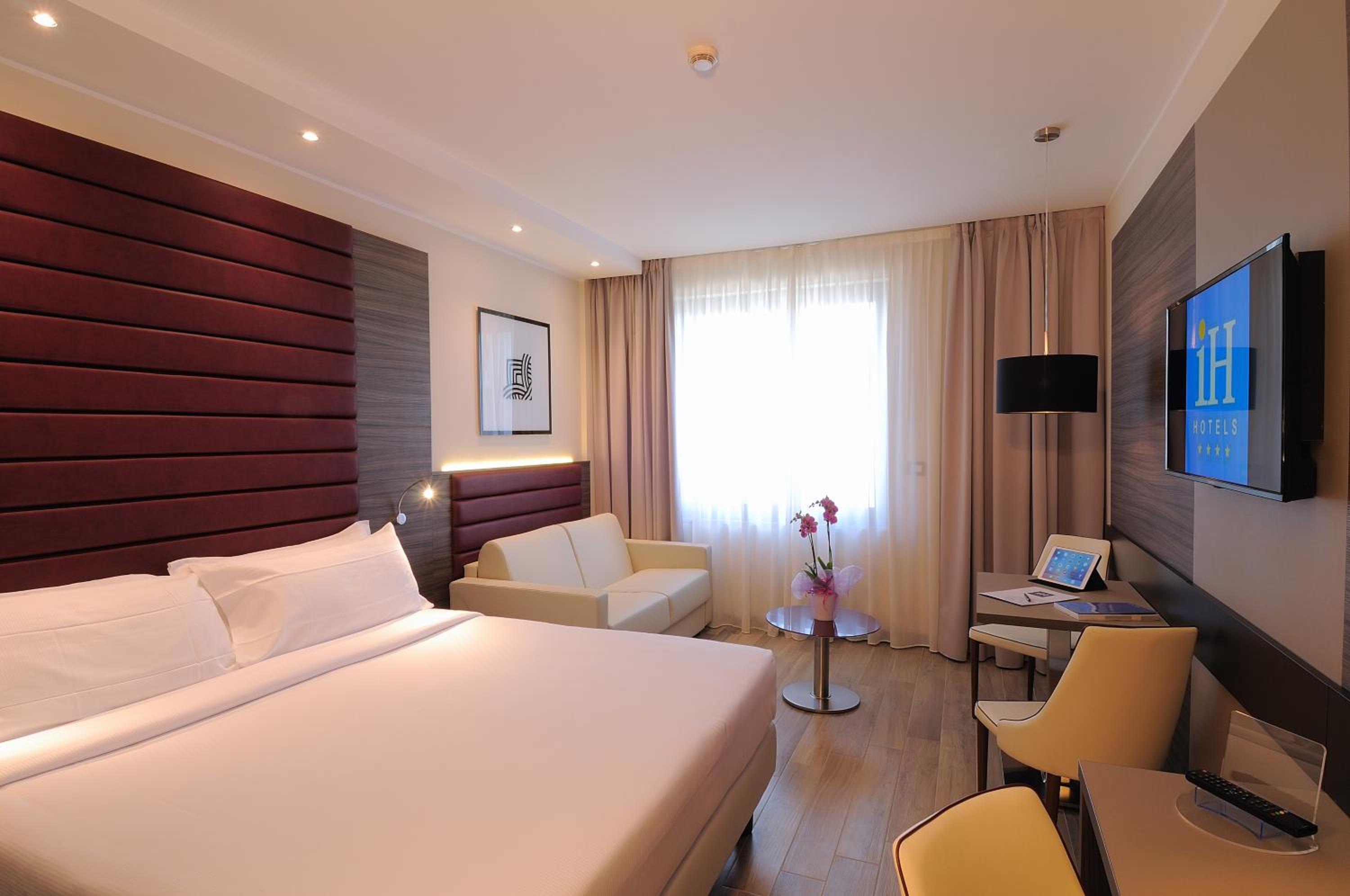 Superior Double Room with Sofa Bed thumbnail 5