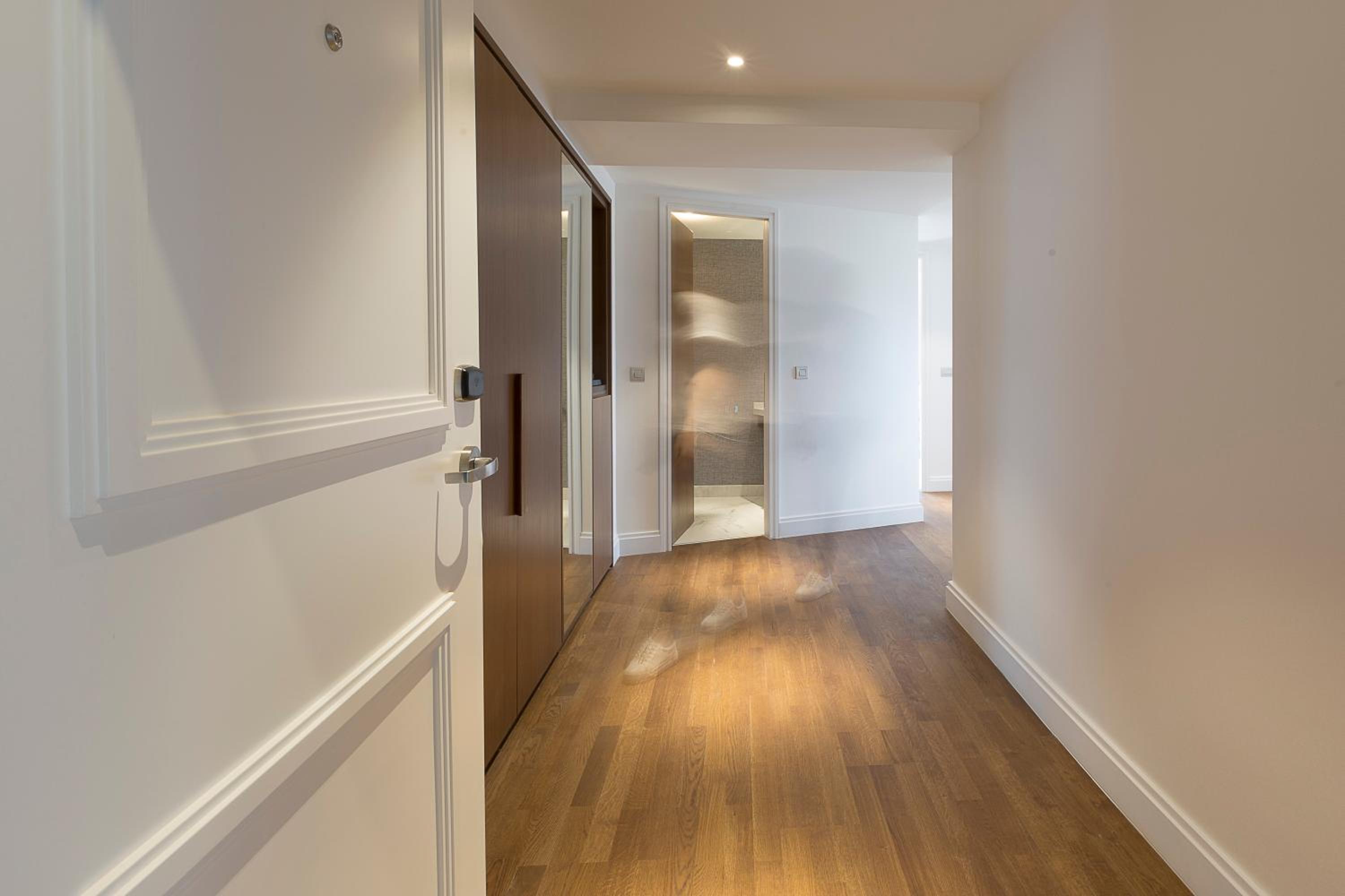 Junior Suite with City View - Photo 3
