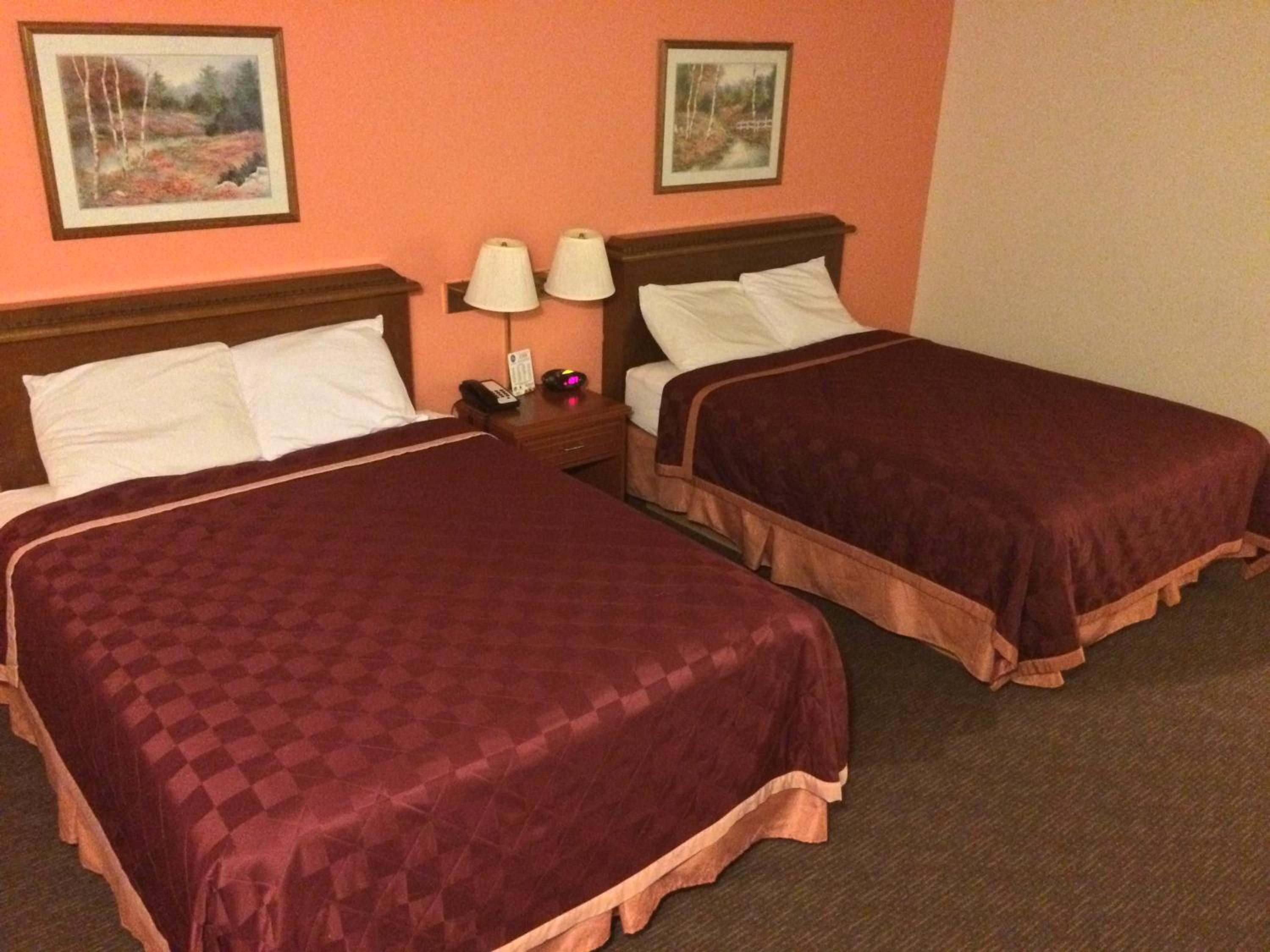 Queen Room with Two Queen Beds photo 2