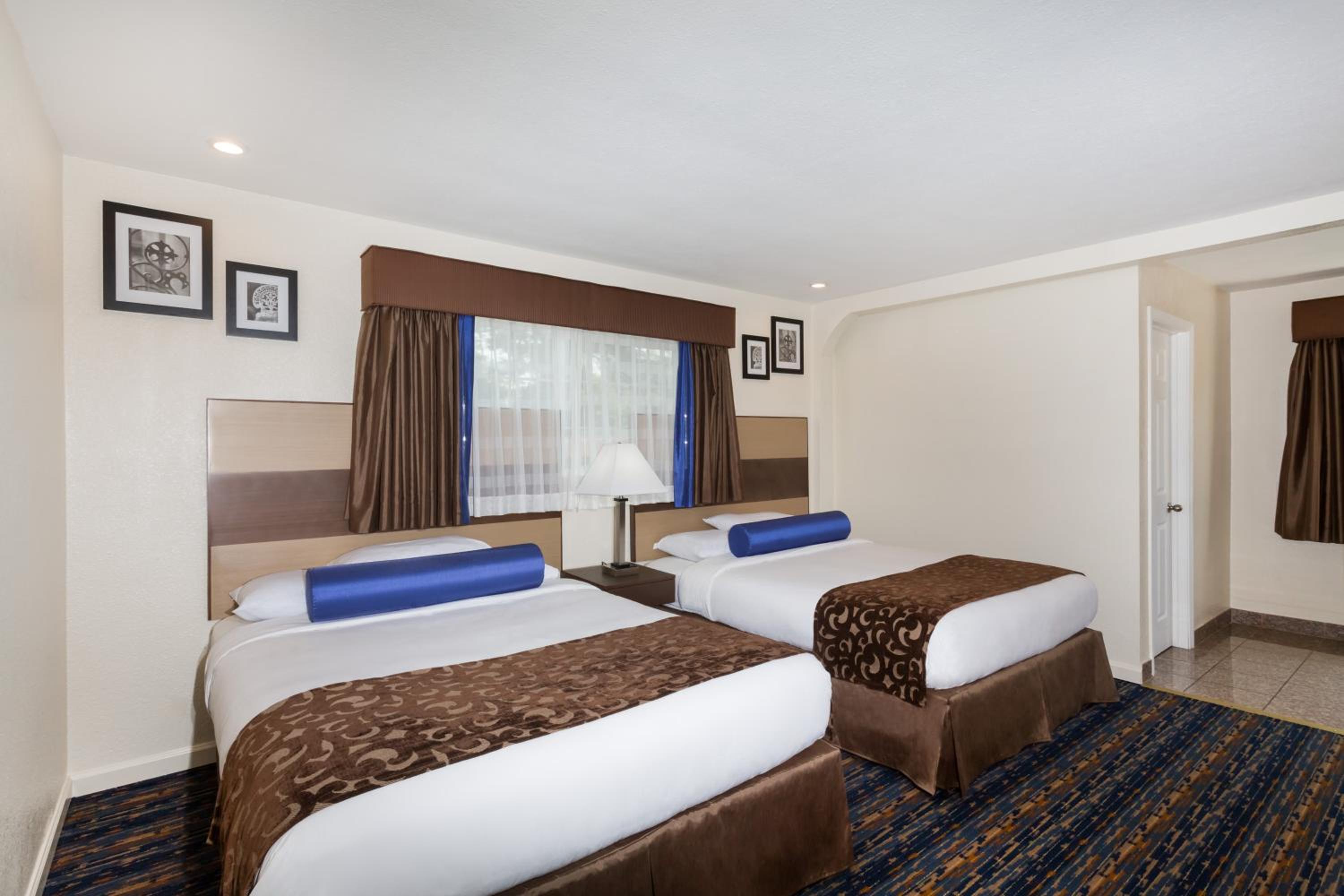 Queen Room With Two Queen Beds - Non-Smoking photo 1