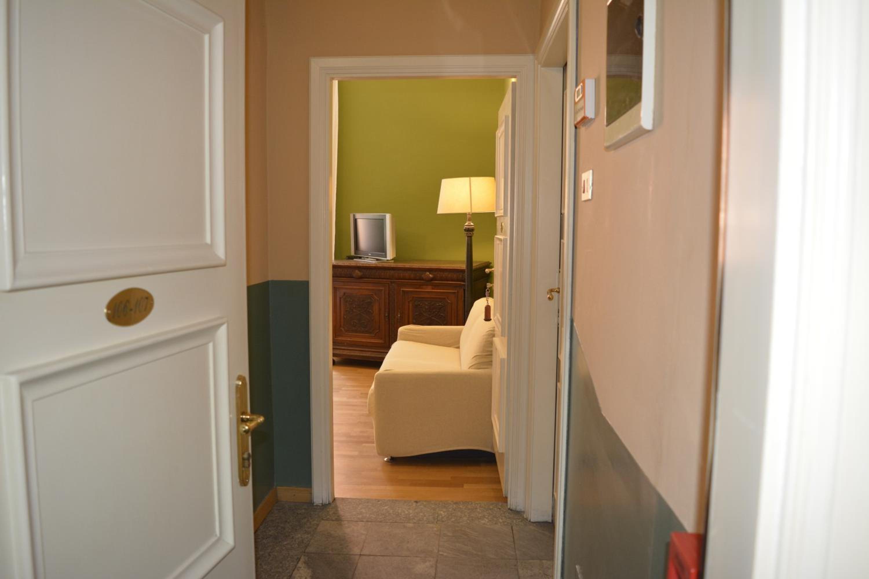 Double Room - Photo 9