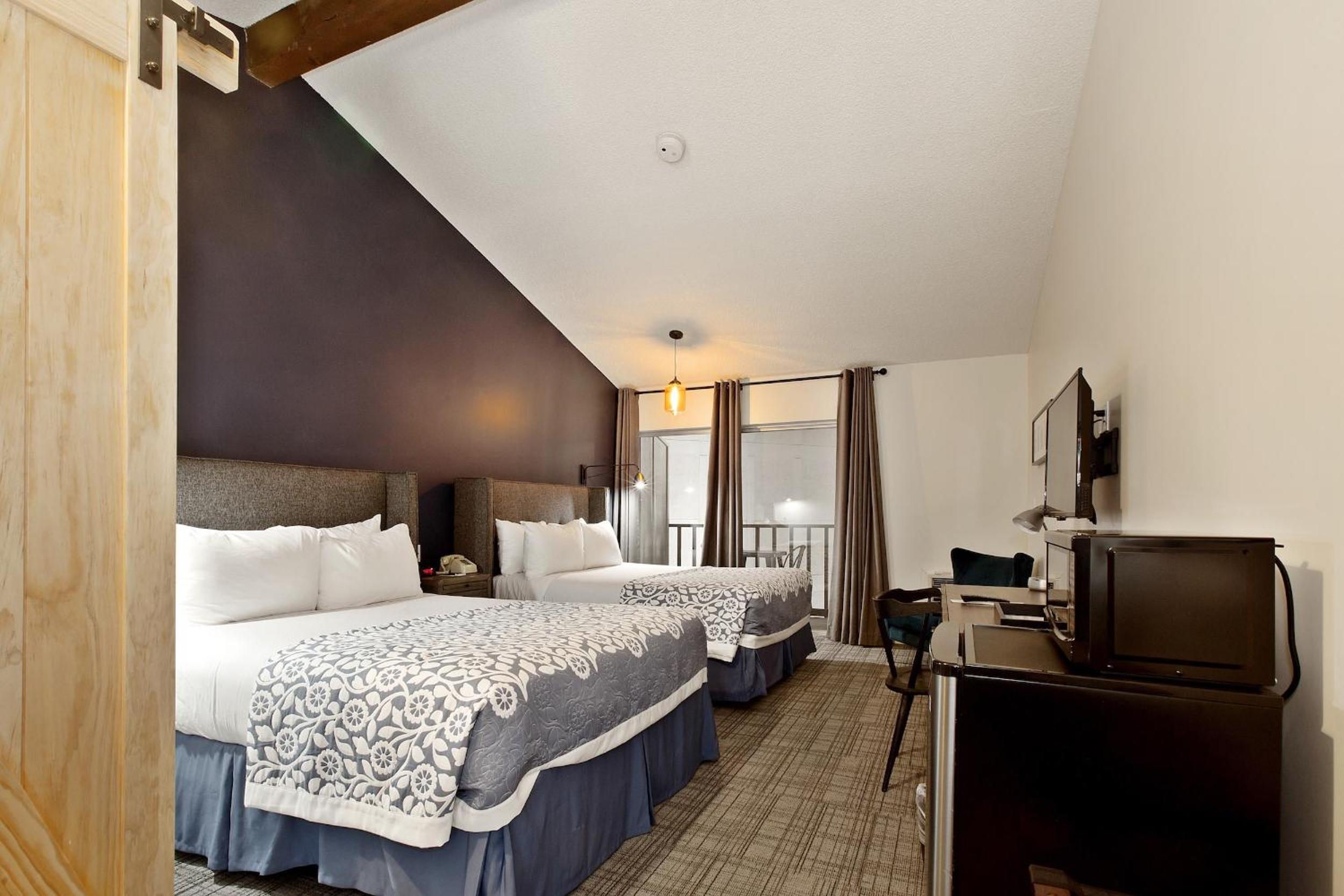 Double Queen Room with Balcony/Patio photo 1