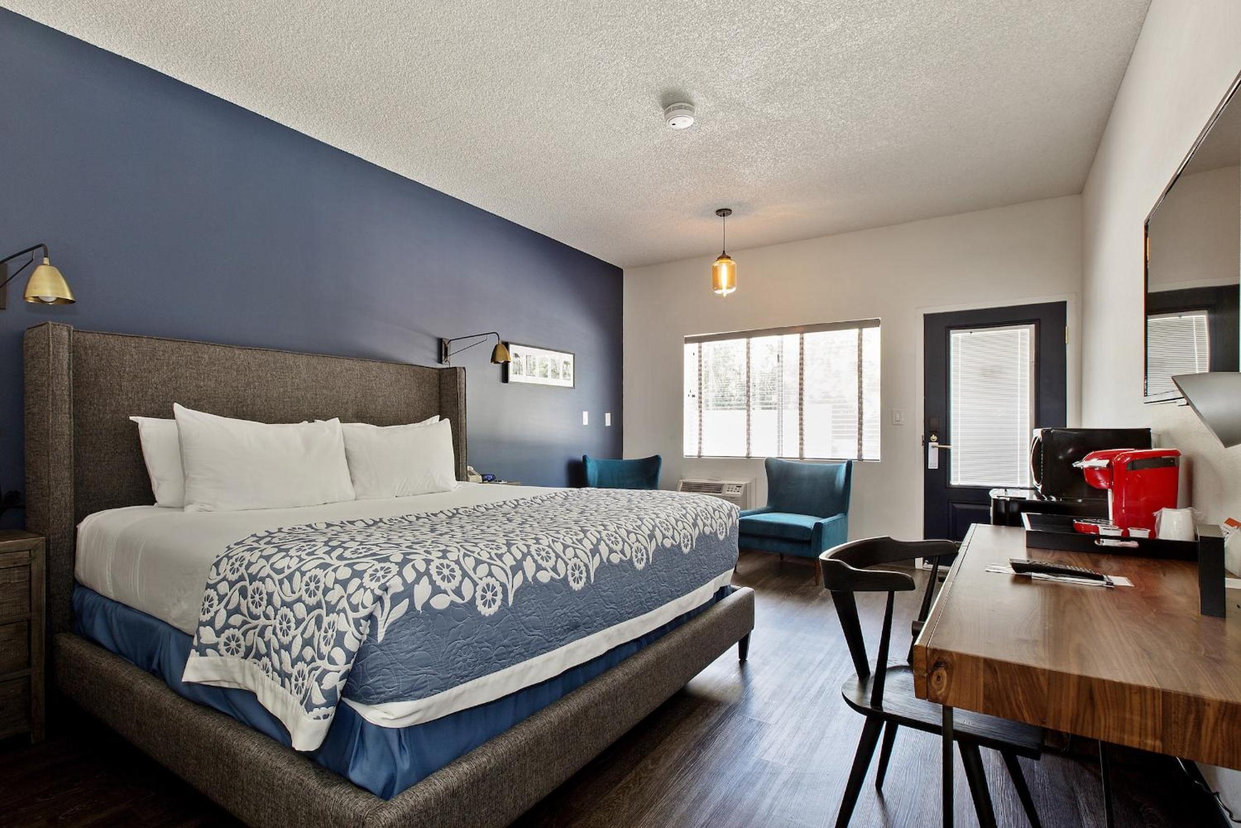 Standard King Room photo 1